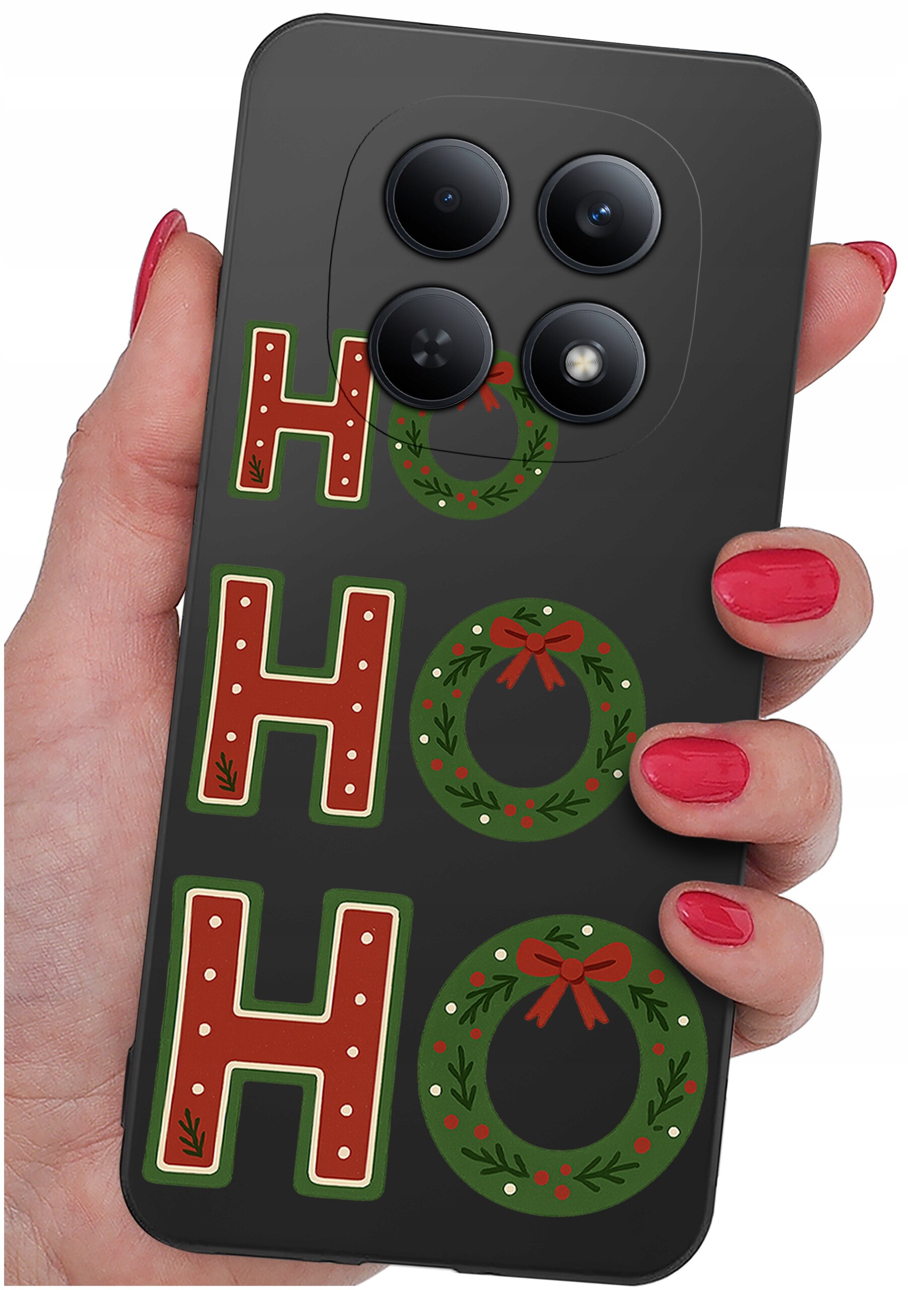Czarna obudowa telefonu z napisem \'HO HO HO\' ozdobionym świątecznymi wieńcami. Obudowa jest trzymana w dłoni z pomalowanymi na czerwono paznokciami.