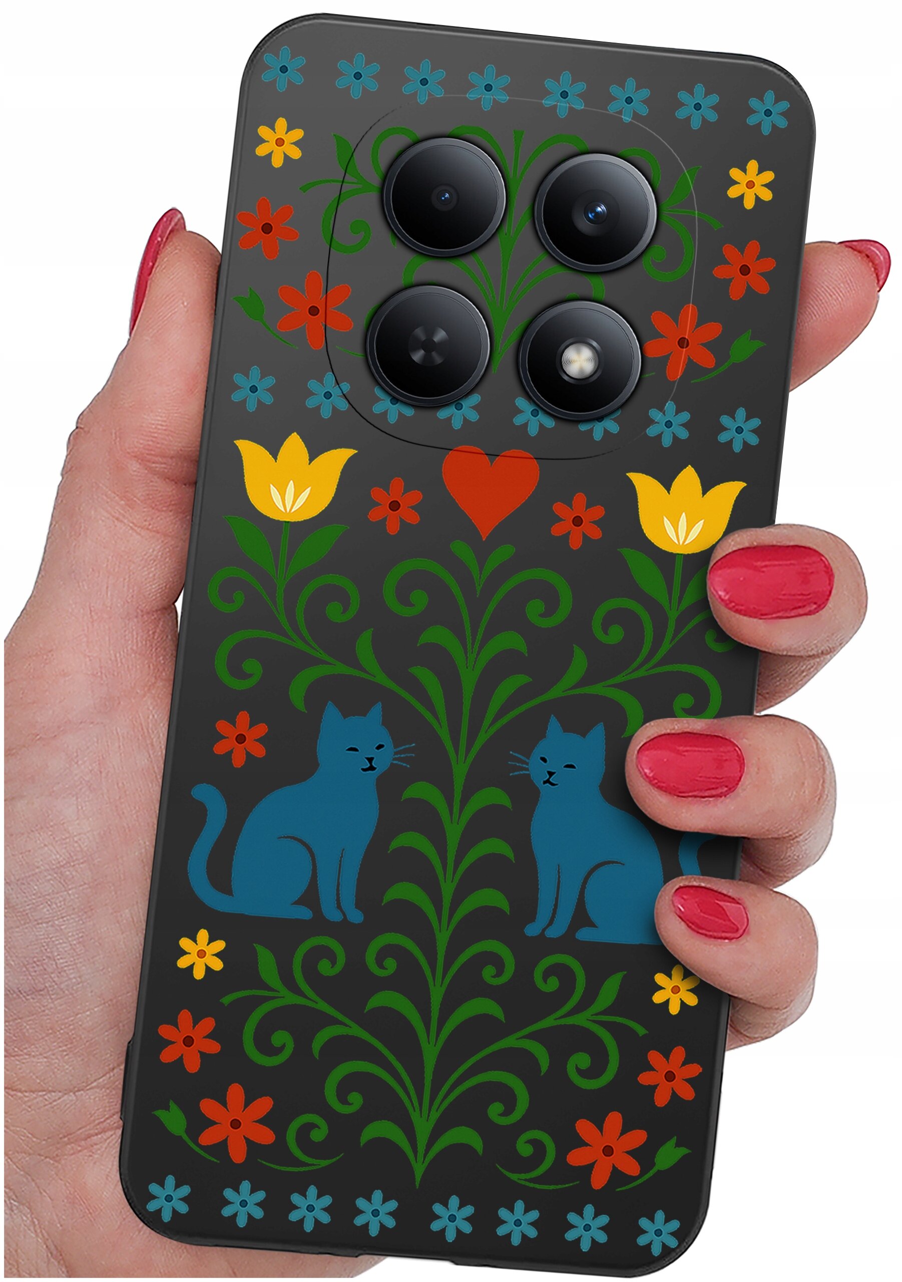 Etui na telefon z kolorowym wzorem przedstawiającym kwiaty, serce i dwa niebieskie koty. Etui trzymane jest w dłoni z pomalowanymi na czerwono paznokciami.
