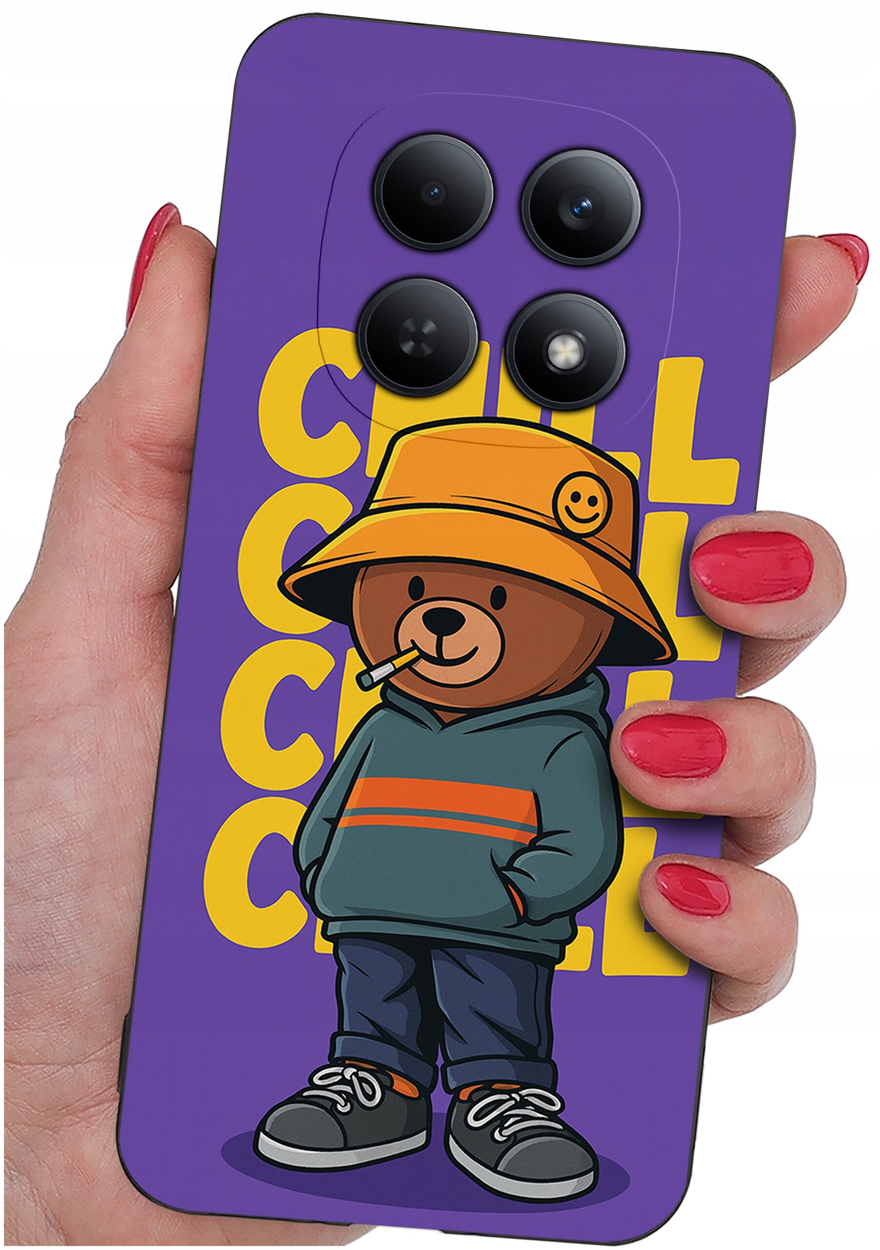 Etui na telefon z fioletowym tłem, przedstawiające misia w pomarańczowym kapeluszu i zielonej bluzie. W tle widoczny jest żółty napis \'CHILL CHILL CHILL\'.