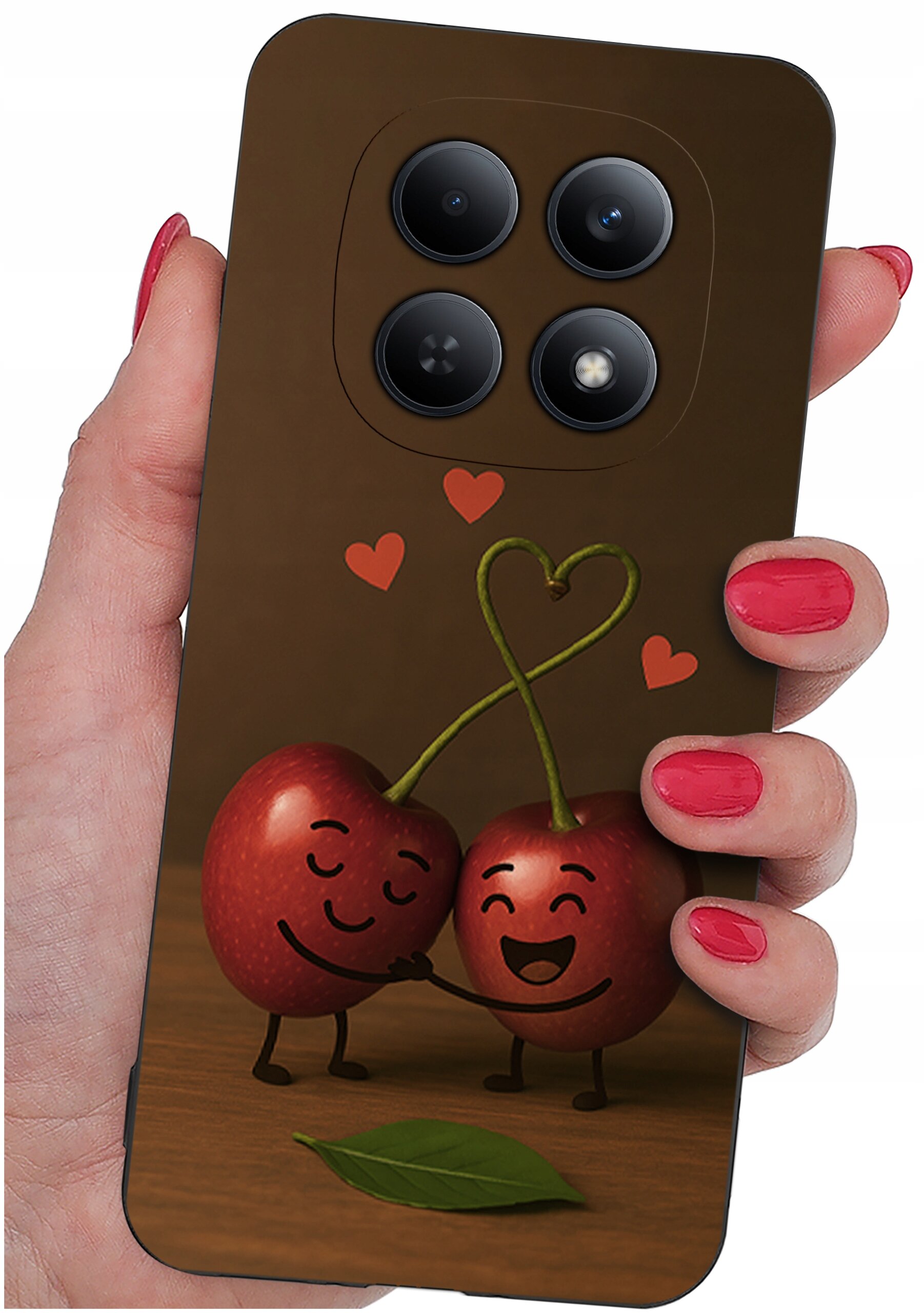 Etui na telefon z grafiką dwóch uśmiechniętych wiśni trzymających się za ręce, z serduszkami wokół nich. Etui jest trzymane w dłoni z pomalowanymi na czerwono paznokciami.