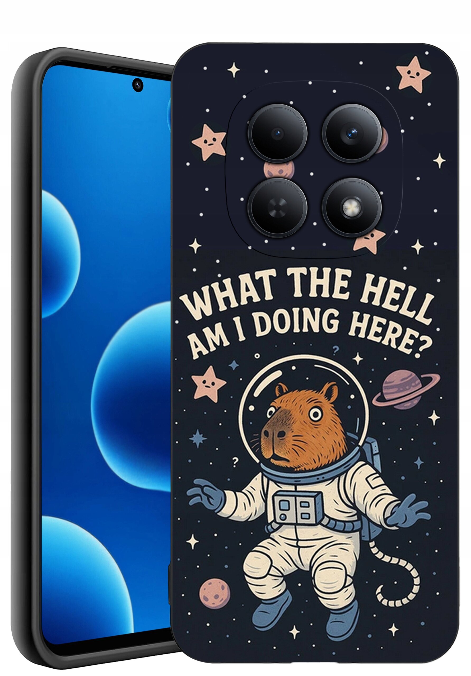 Etui na telefon z grafiką przedstawiającą zwierzę w skafandrze kosmicznym oraz tekstem \'WHAT THE HELL AM I DOING HERE?\'. Tło jest ciemne z motywami gwiazd i planet.