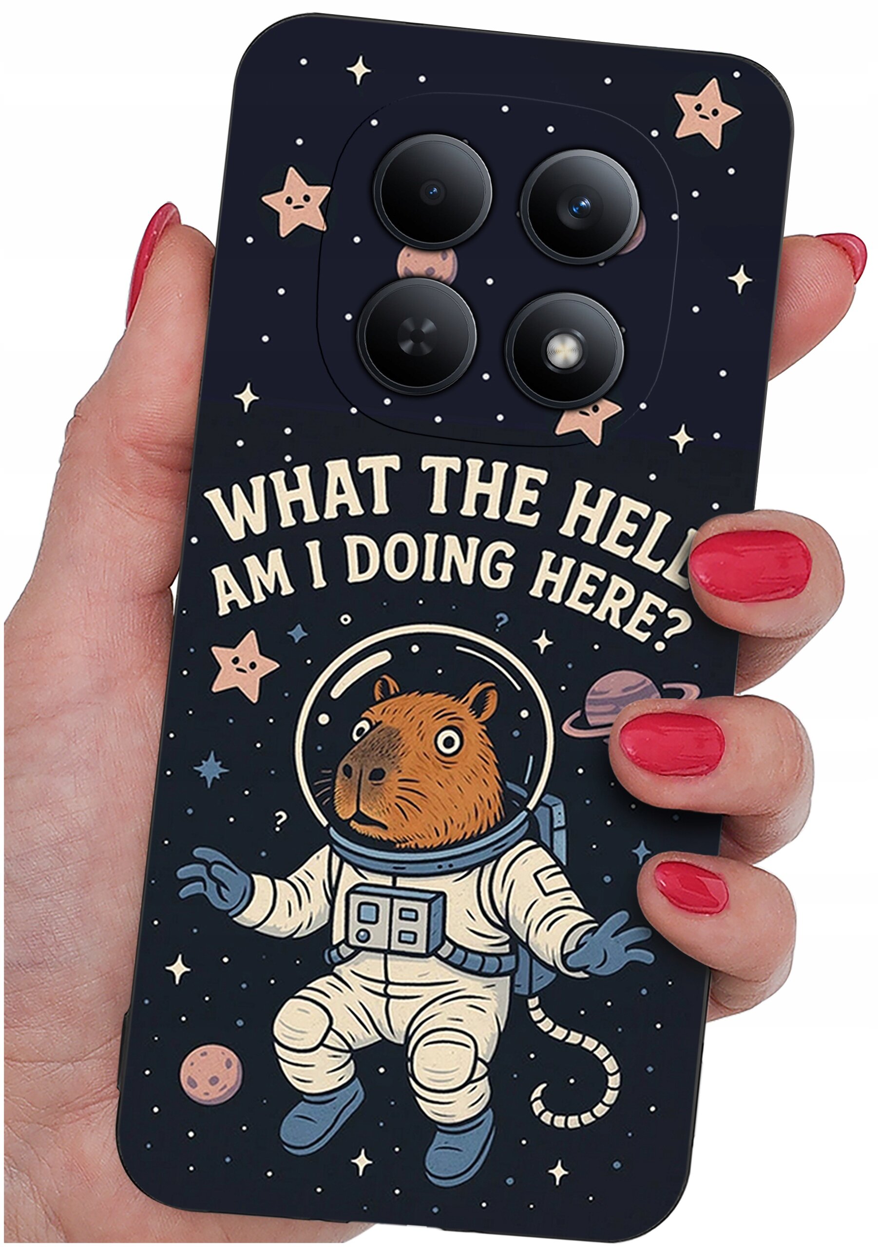 Etui na telefon z grafiką przedstawiającą zwierzę w skafandrze kosmicznym oraz tekstem \'WHAT THE HELL AM I DOING HERE?\'. Tło jest ciemne z motywem gwiazd i planet.
