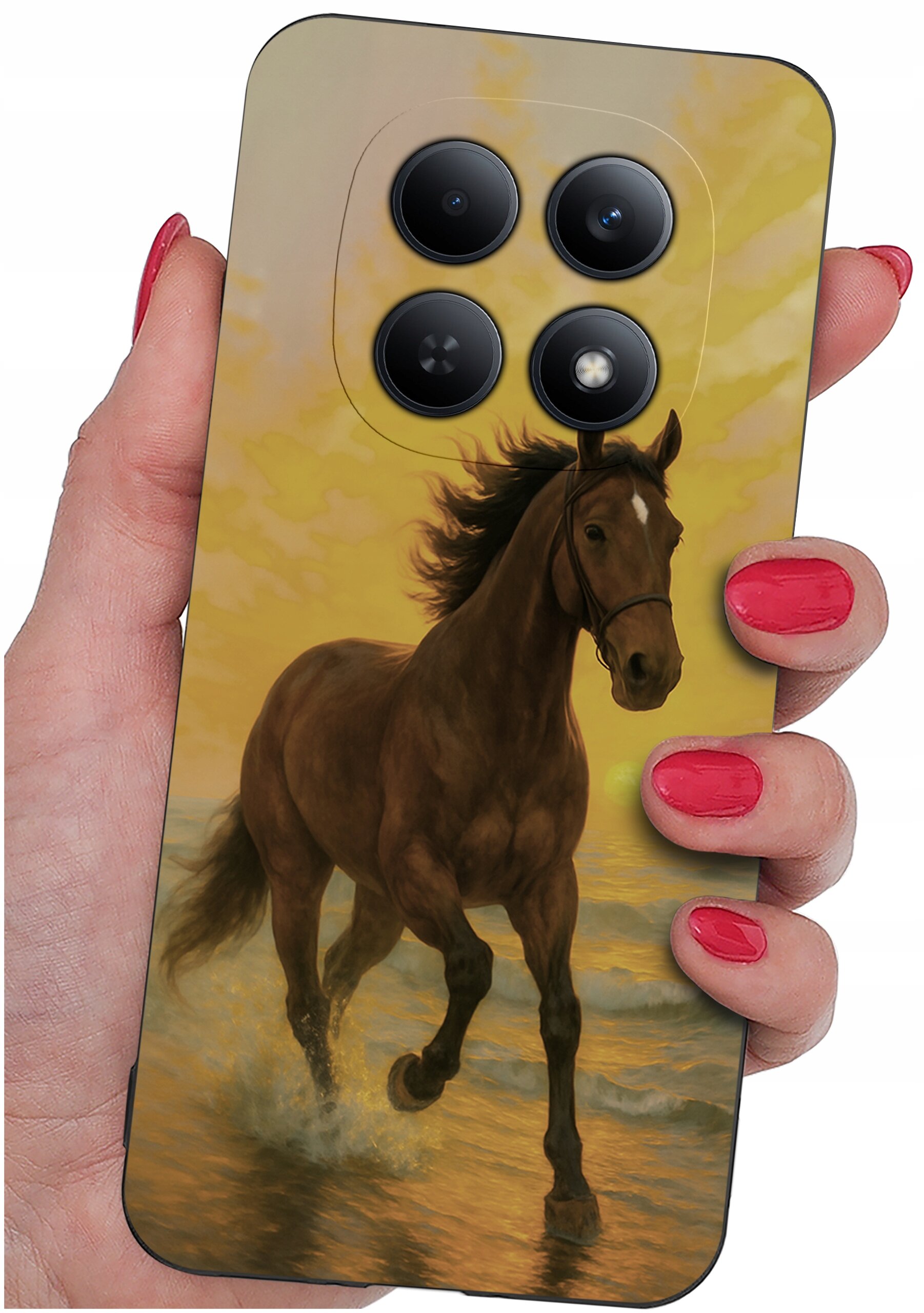 Etui na telefon z nadrukiem konia galopującego po wodzie, trzymane w dłoni z pomalowanymi na czerwono paznokciami. Na etui widoczne są cztery okrągłe otwory na aparaty.