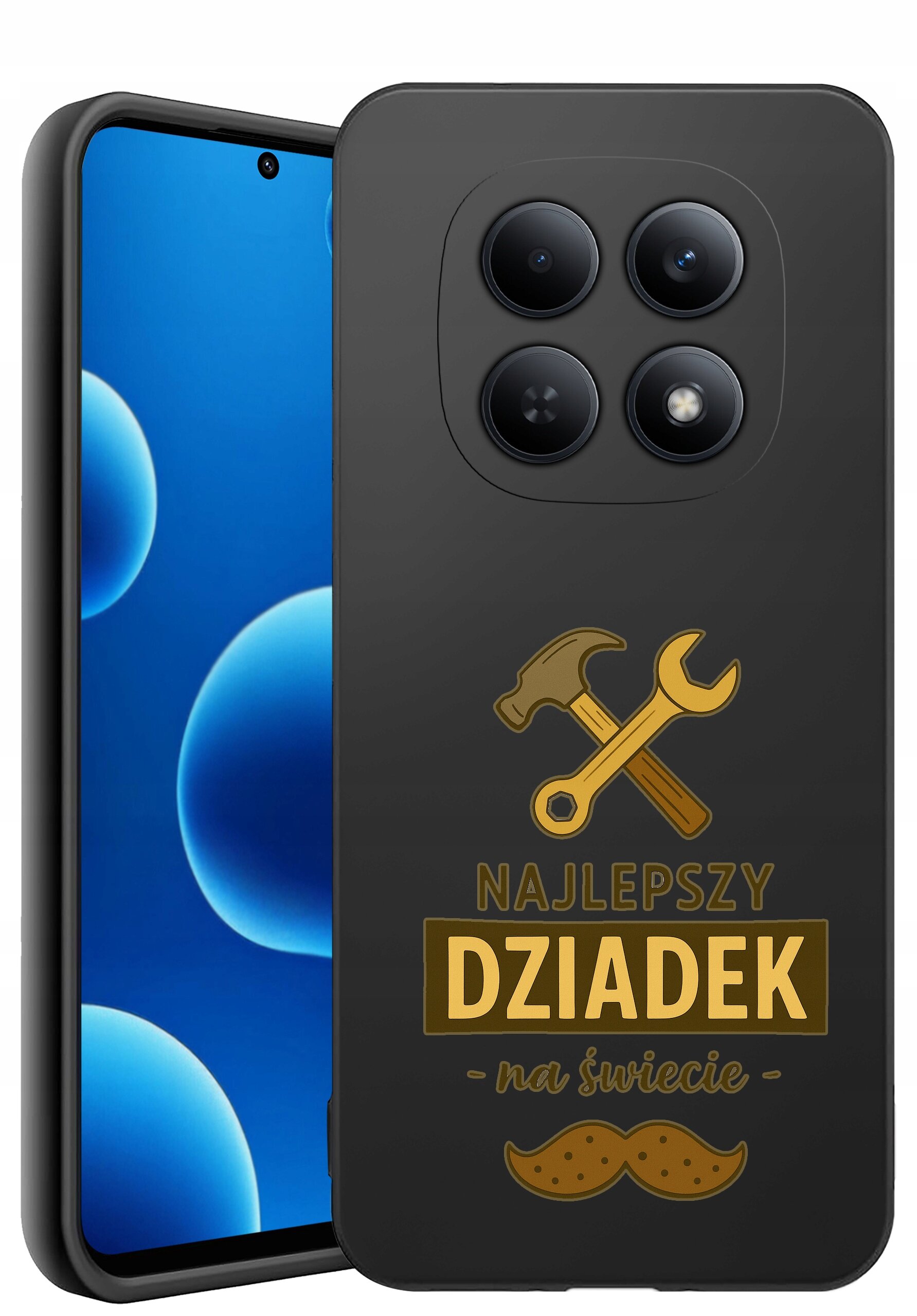 Czarne etui na telefon z grafiką młotka i klucza oraz napisem \'NAJLEPSZY DZIADEK na świecie\'. W tle widoczny jest telefon z niebieskim ekranem.