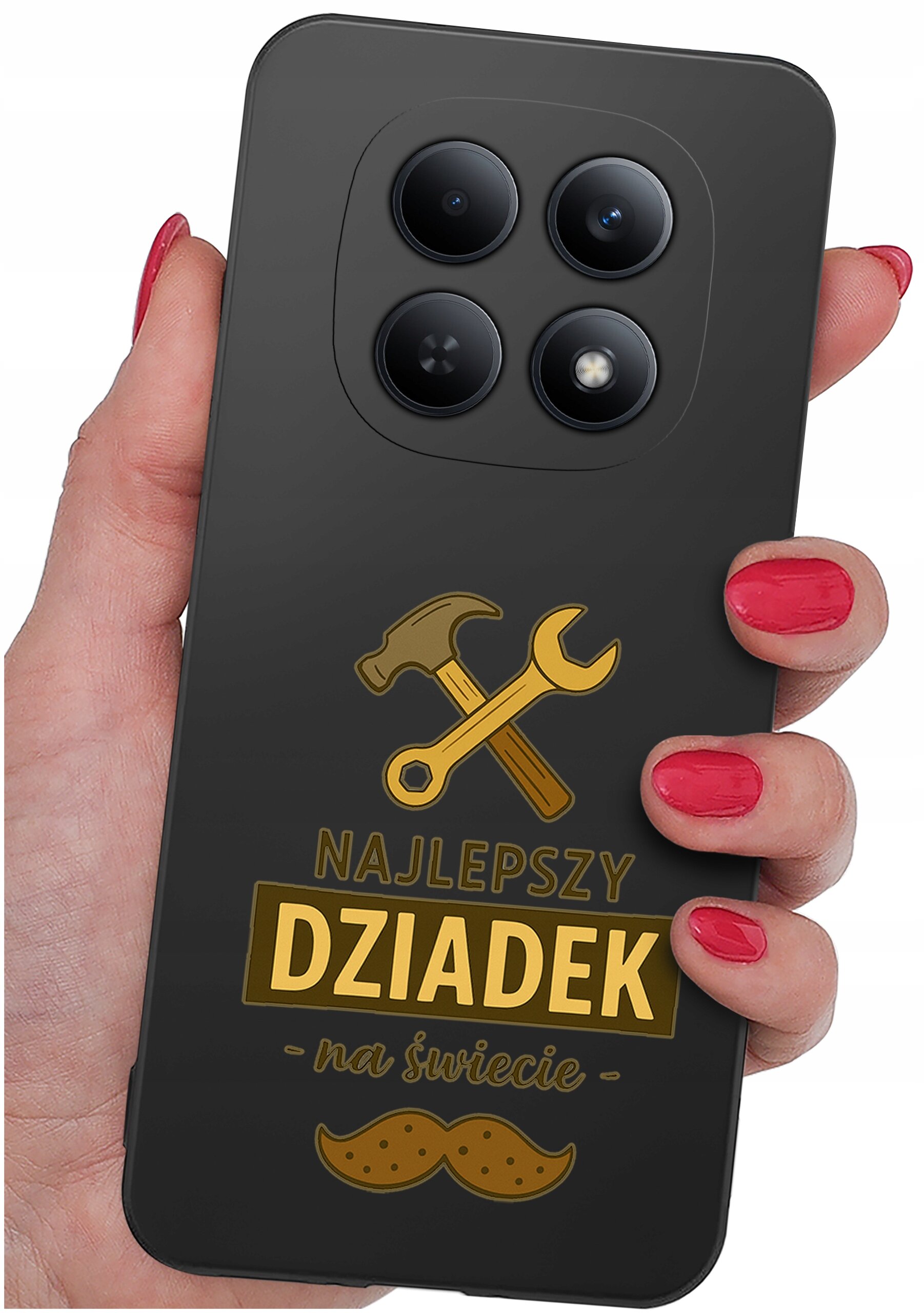 Czarna obudowa telefonu z napisem \'NAJLEPSZY DZIADEK na świecie\' oraz grafiką młotka i klucza. Obudowa jest trzymana w dłoni z pomalowanymi na czerwono paznokciami.