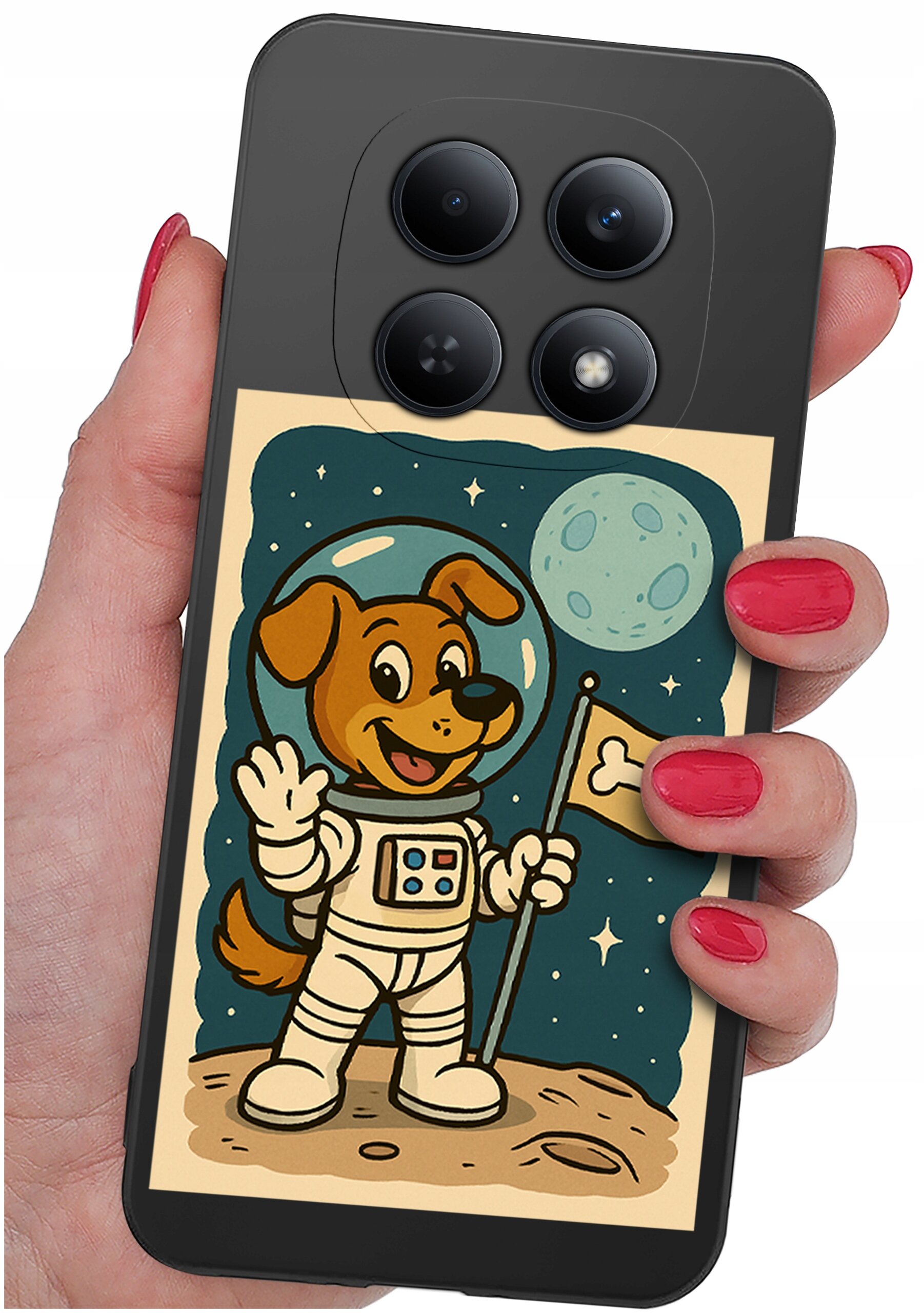 Etui na telefon z grafiką przedstawiającą psa w skafandrze kosmicznym, trzymającego flagę z kością na tle księżyca i gwiazd. Etui jest trzymane w dłoni z pomalowanymi na czerwono paznokciami.