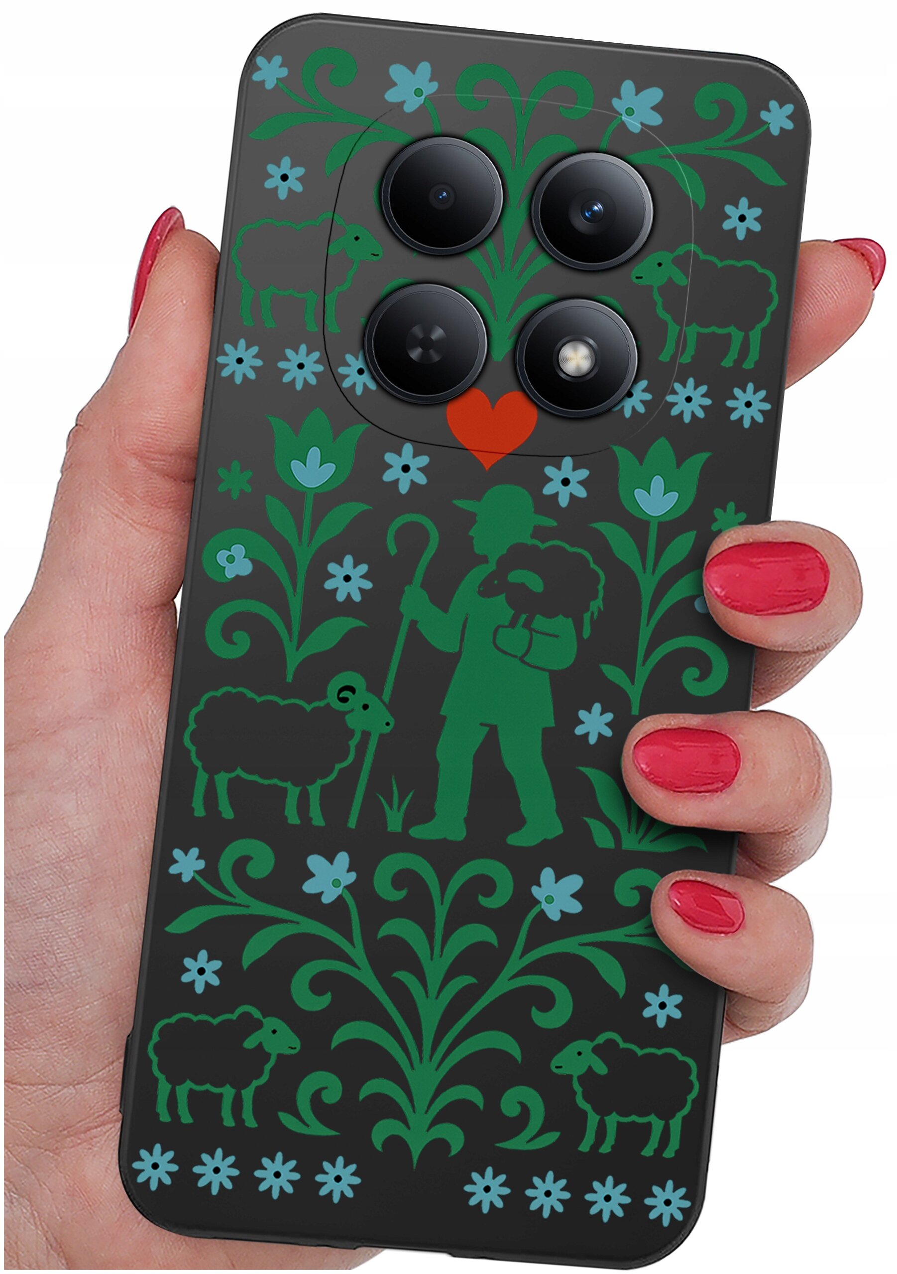 Etui na telefon z motywem pasterza z owcami i kwiatami w zielonych i niebieskich kolorach, trzymane w dłoni z czerwonymi paznokciami. W górnej części etui znajduje się czerwone serce oraz cztery otwory na aparat.