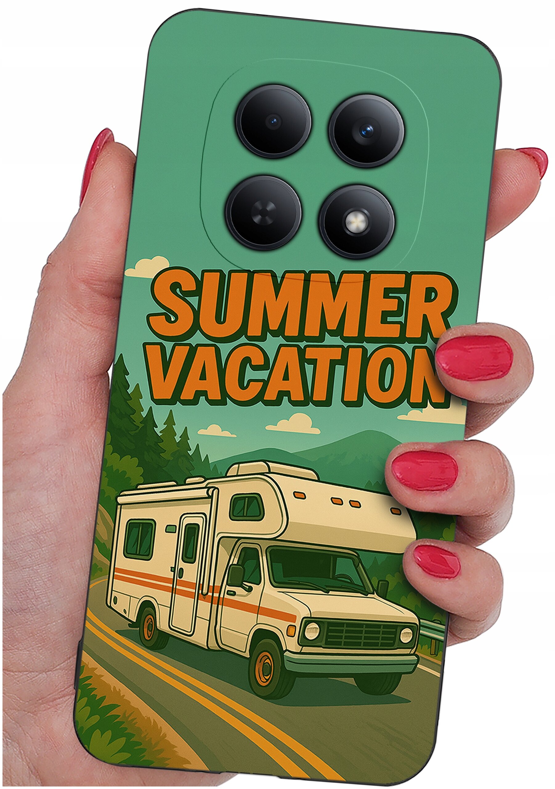 Etui na telefon z grafiką przedstawiającą kampera na drodze w otoczeniu drzew i gór oraz napisem \'SUMMER VACATION\'. Etui trzymane jest w dłoni z pomalowanymi na czerwono paznokciami.