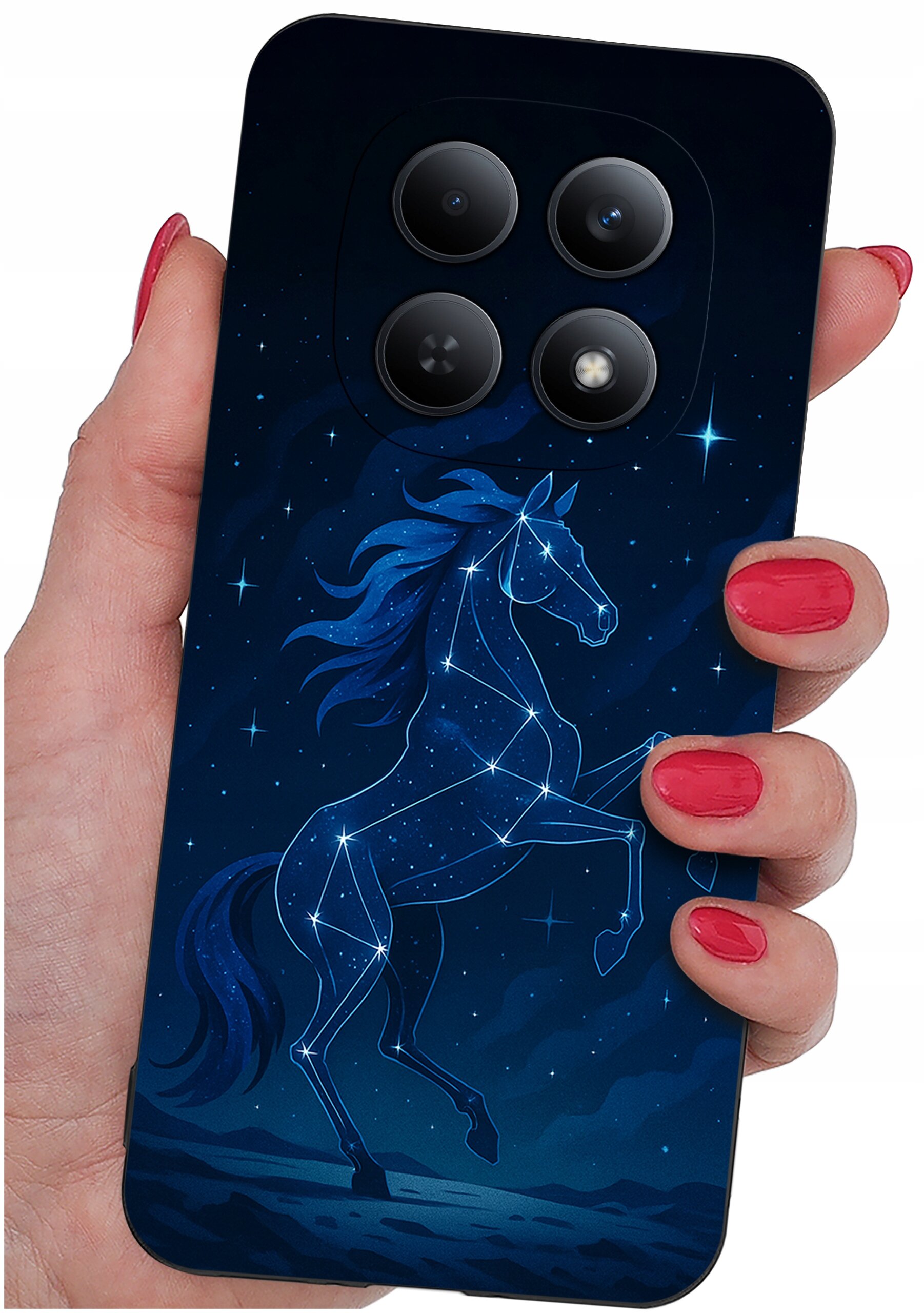 Etui na telefon z motywem konstelacji konia na tle nocnego nieba, trzymane w dłoni z pomalowanymi na czerwono paznokciami. Widoczne są cztery obiektywy aparatu na górze etui.