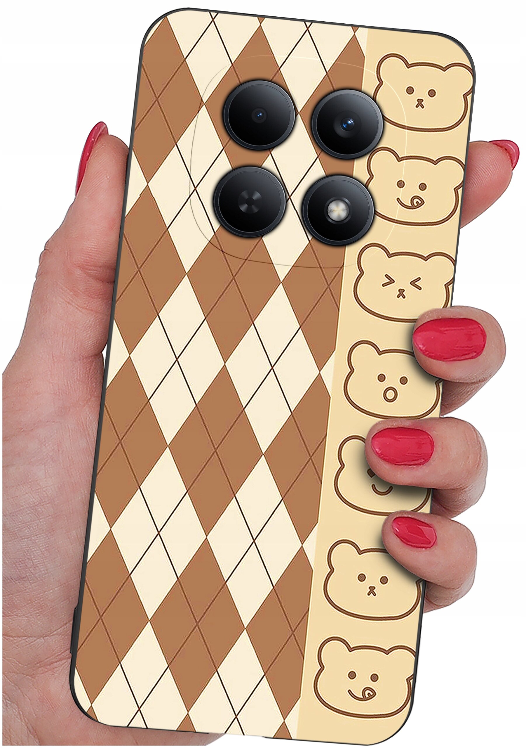 Etui na telefon z wzorem w romby w kolorach brązowym i kremowym oraz rysunkami misiów po jednej stronie. Etui trzymane jest w dłoni z pomalowanymi na czerwono paznokciami.