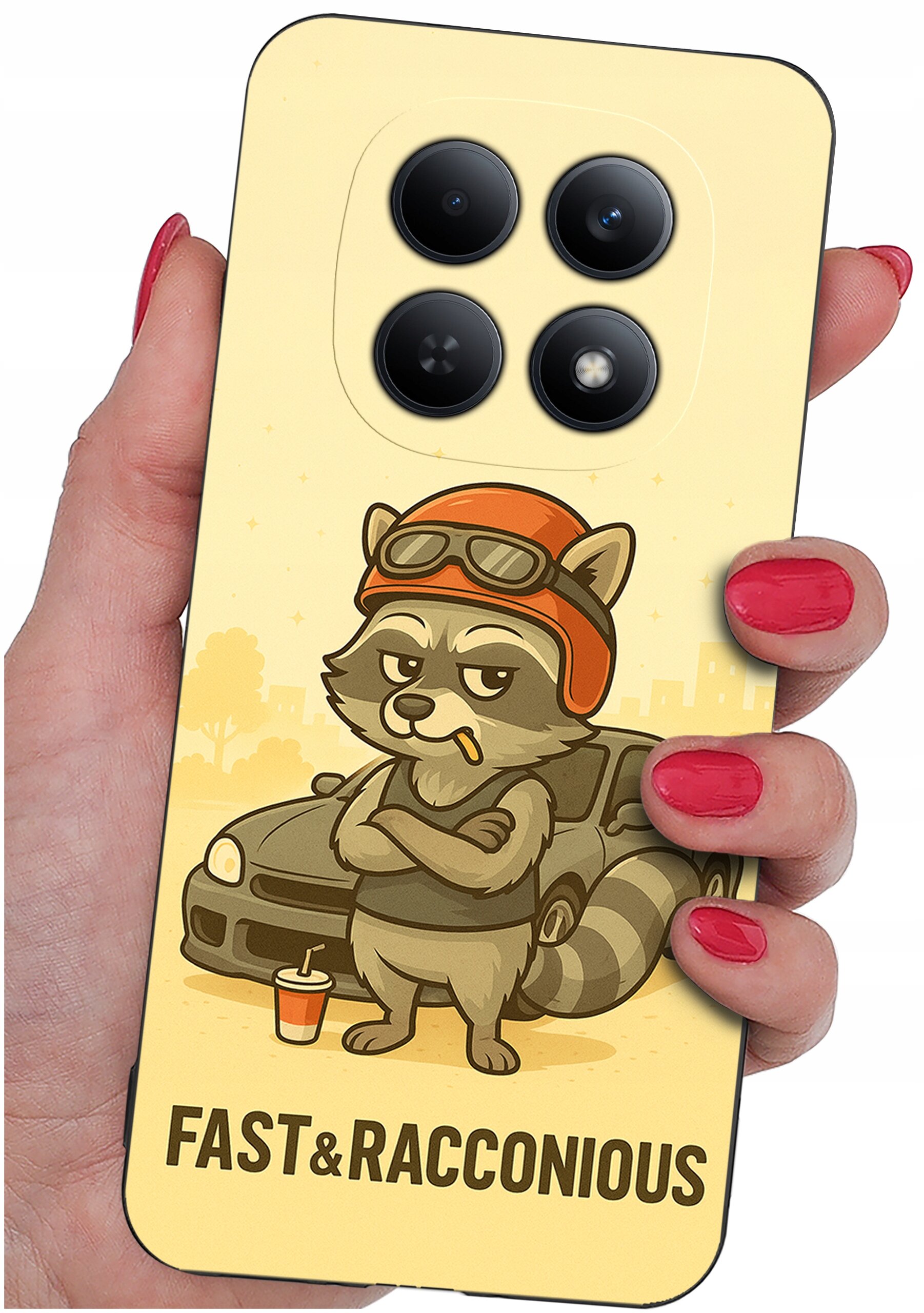 Etui na telefon z grafiką szopa w kasku, stojącego przed samochodem z napisem \'FAST&RACCONIOUS\'. Etui trzymane jest w dłoni z pomalowanymi na czerwono paznokciami.