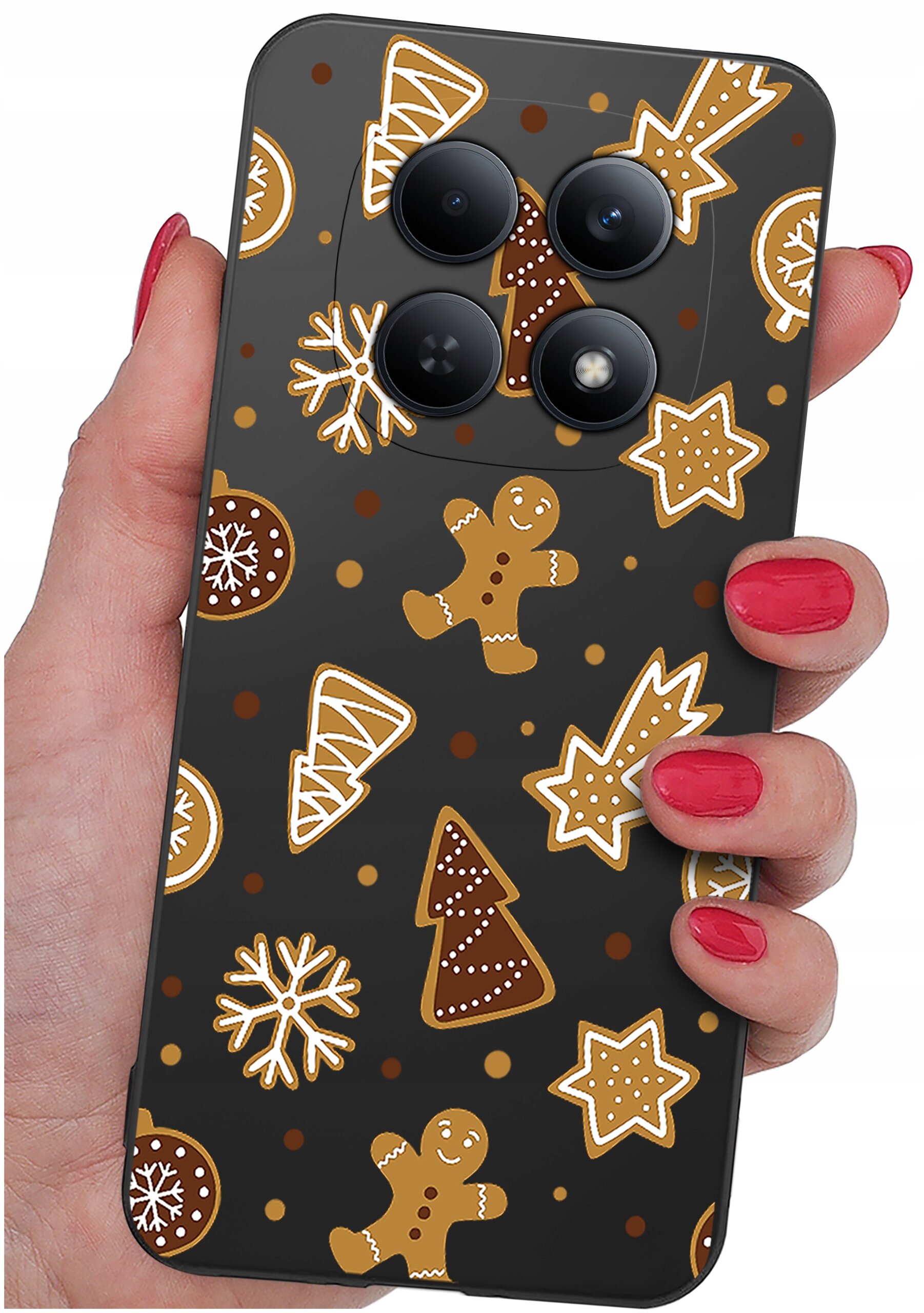 Etui na telefon z motywem świątecznych pierników, w tym ludzików, choinek i gwiazdek, trzymane w dłoni z pomalowanymi na czerwono paznokciami. Etui ma ciemne tło i wycięcia na trzy obiektywy aparatu.