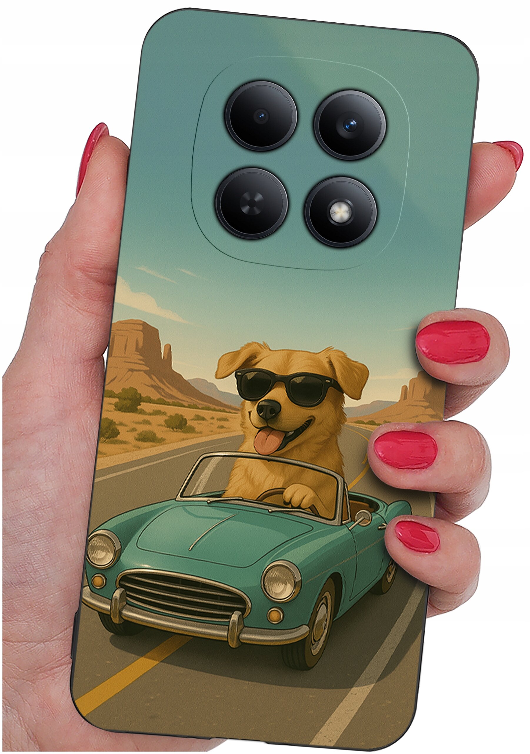 Etui na telefon z grafiką psa w okularach przeciwsłonecznych, prowadzącego niebieski kabriolet na tle pustynnego krajobrazu. Etui trzymane jest w dłoni z pomalowanymi na czerwono paznokciami.