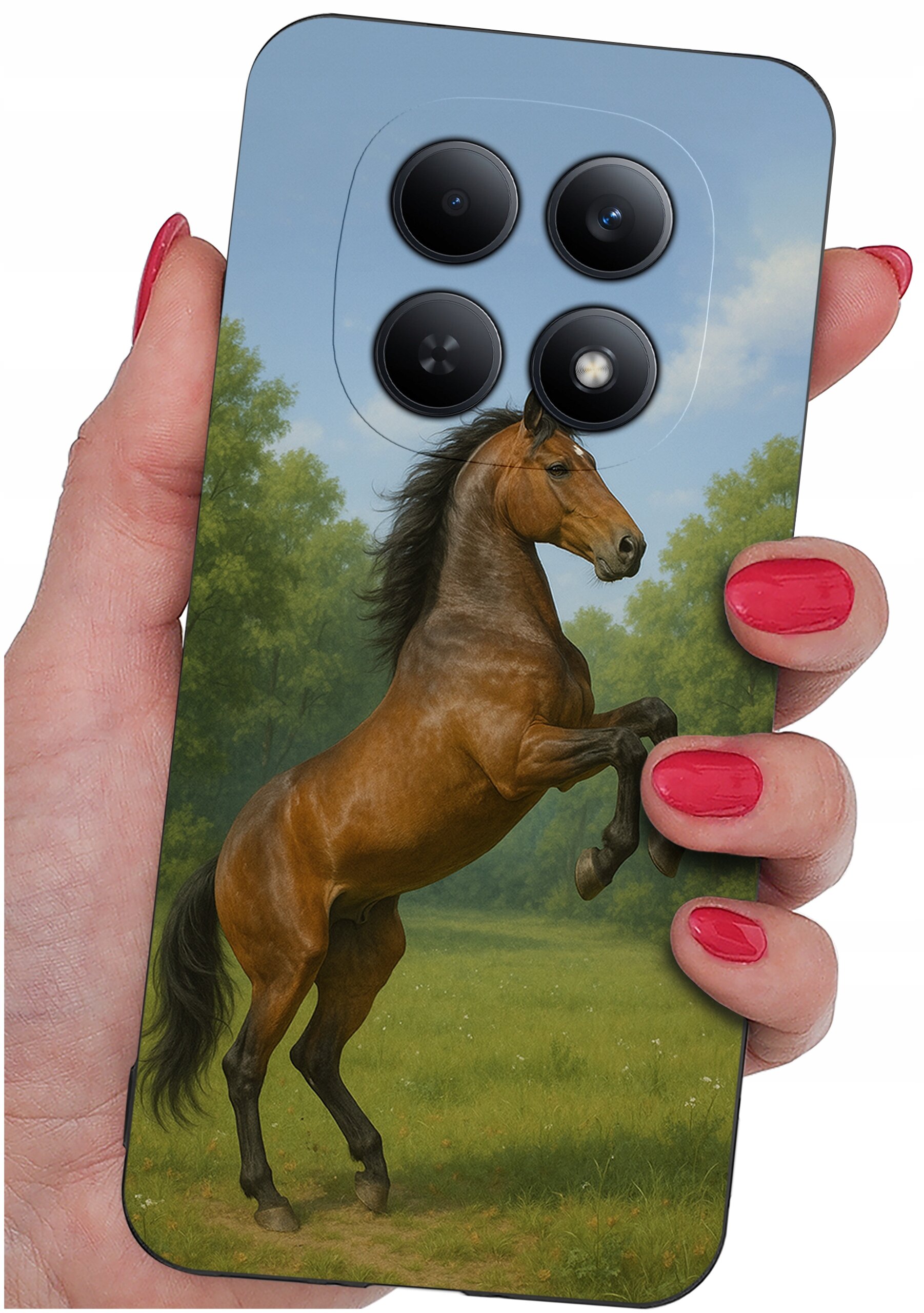 Etui na telefon z nadrukiem konia na tle zielonego krajobrazu, trzymane w dłoni z pomalowanymi na czerwono paznokciami. Na etui widoczne są cztery okrągłe otwory na aparaty.