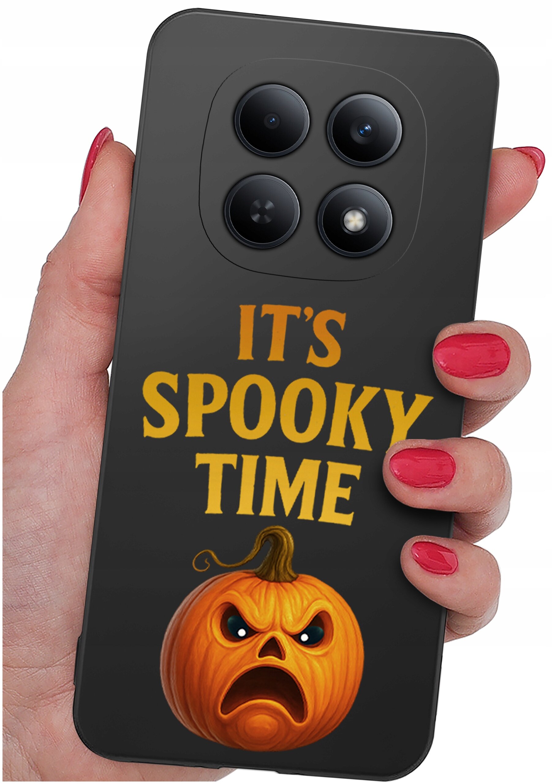 Osoba trzyma czarne etui na telefon z napisem \'IT\'S SPOOKY TIME\' oraz grafiką dyni z groźną miną. Etui ma wycięcie na cztery obiektywy aparatu.
