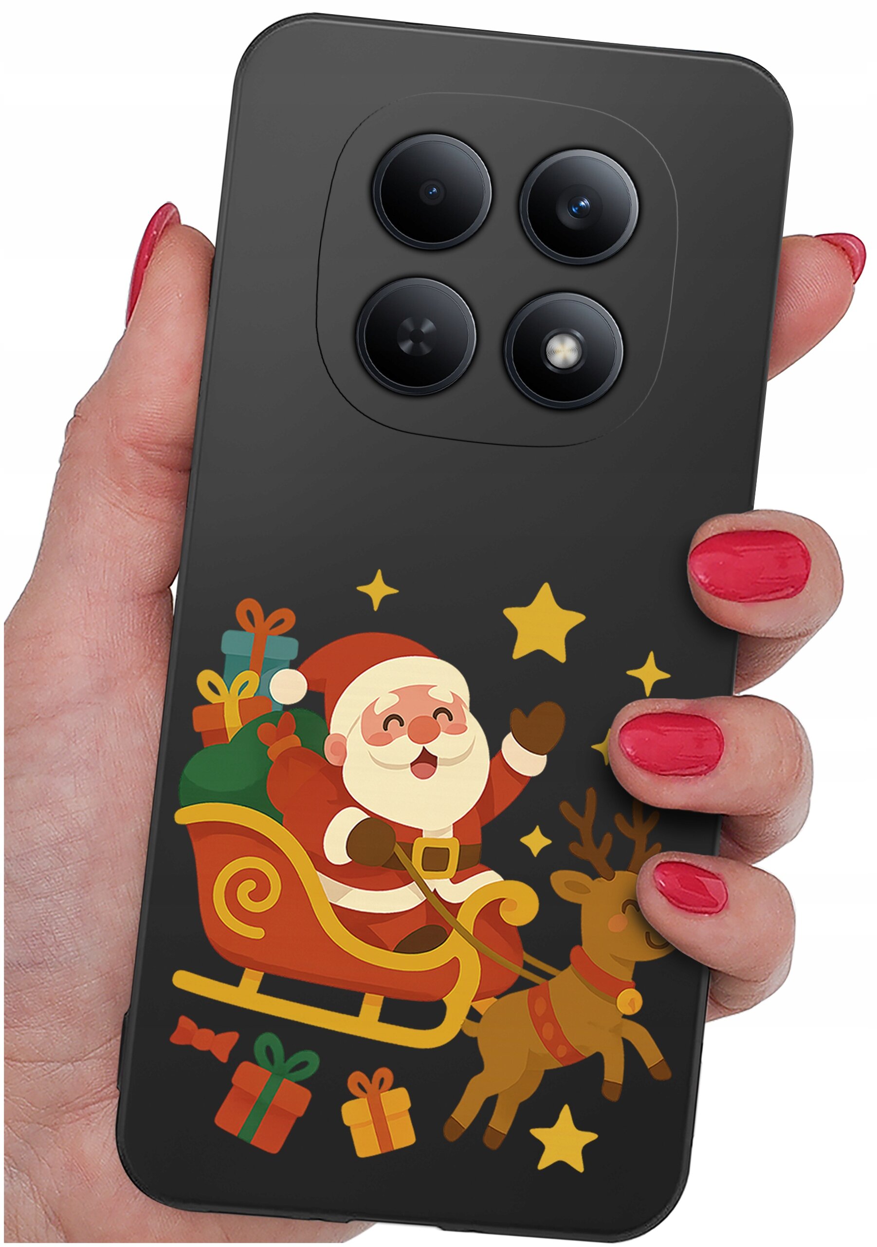 Etui na telefon z motywem świątecznym przedstawiającym Mikołaja w saniach ciągniętych przez renifera, otoczonego gwiazdkami i prezentami. Etui trzymane jest w dłoni z pomalowanymi na czerwono paznokciami.