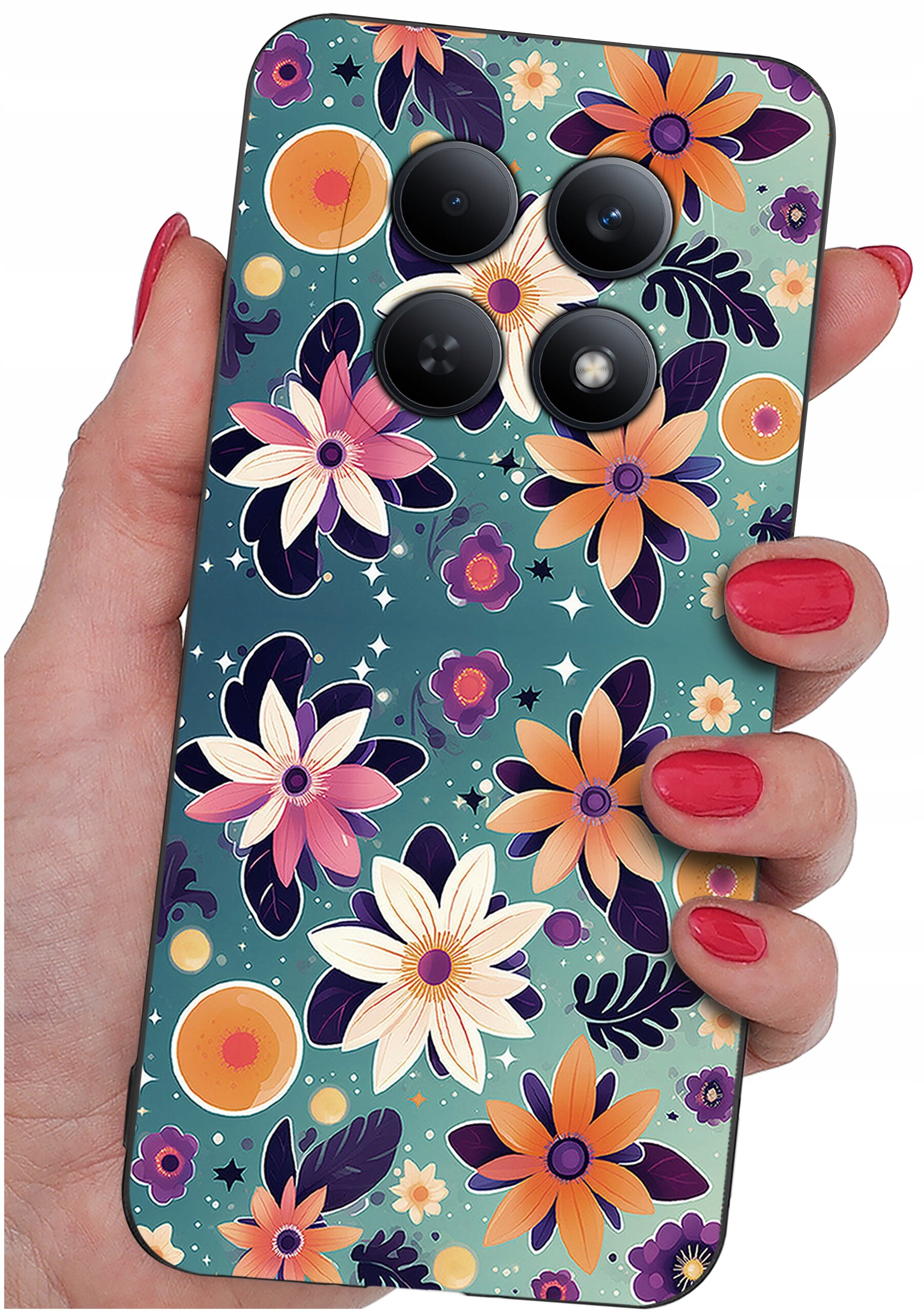 Etui na telefon z kolorowym wzorem kwiatowym, trzymane w dłoni z pomalowanymi na czerwono paznokciami. Na etui widoczne są cztery obiektywy aparatu.