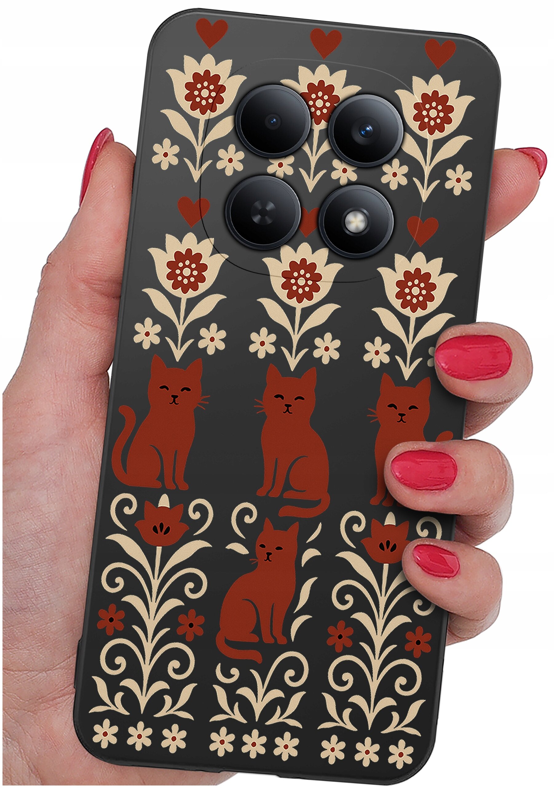 Etui na telefon z motywem czerwonych kotów i kwiatów na ciemnym tle, trzymane w dłoni z pomalowanymi na czerwono paznokciami. W górnej części etui znajdują się cztery otwory na aparaty.