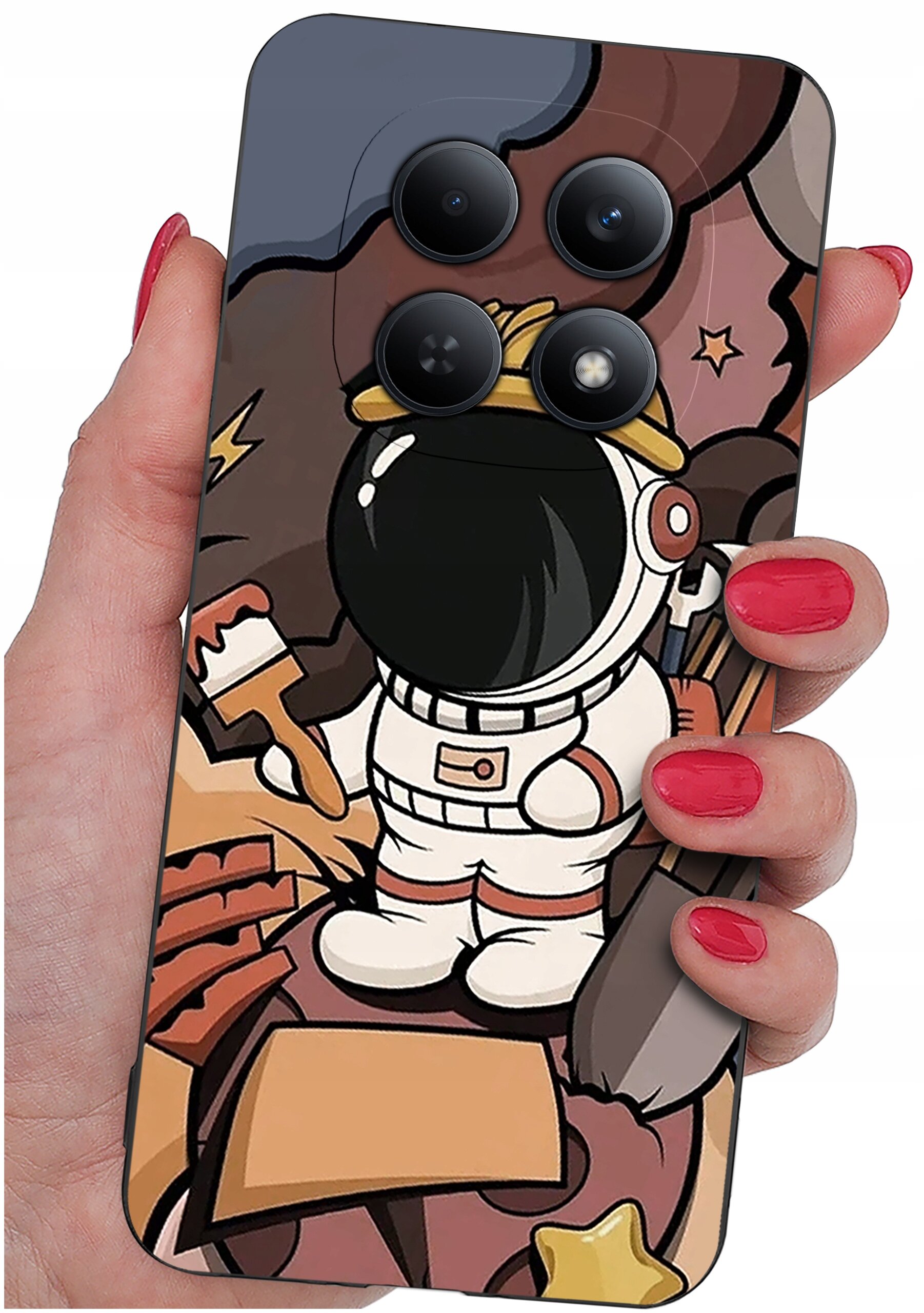 Etui na telefon z kolorowym wzorem przedstawiającym astronautę trzymającego pędzel, trzymane w dłoni z pomalowanymi na czerwono paznokciami. Na etui widoczne są cztery otwory na aparaty fotograficzne.
