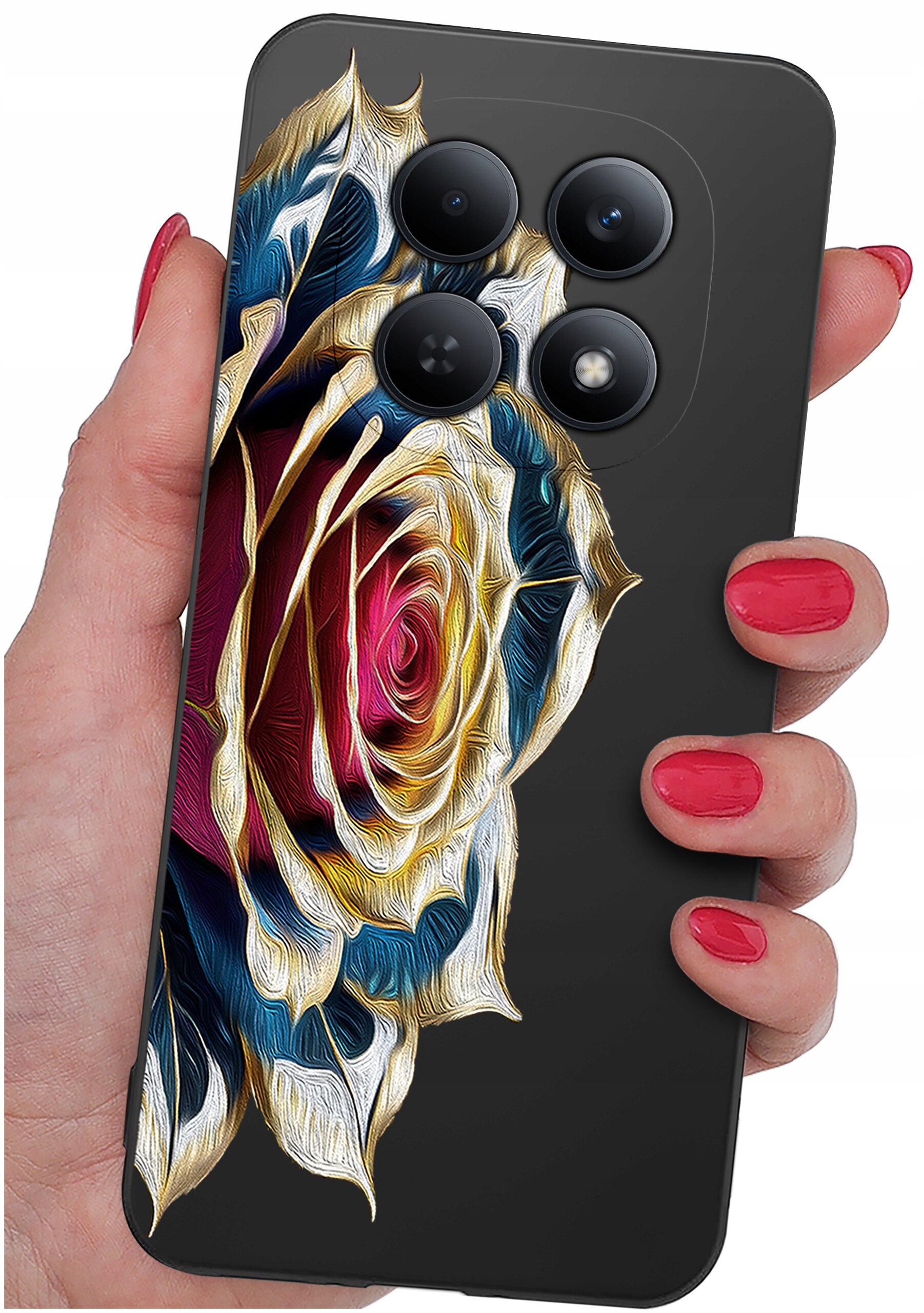 Osoba trzyma telefon z etui ozdobionym wzorem kolorowej róży. Etui ma czarną matową powierzchnię z wycięciami na cztery obiektywy aparatu.