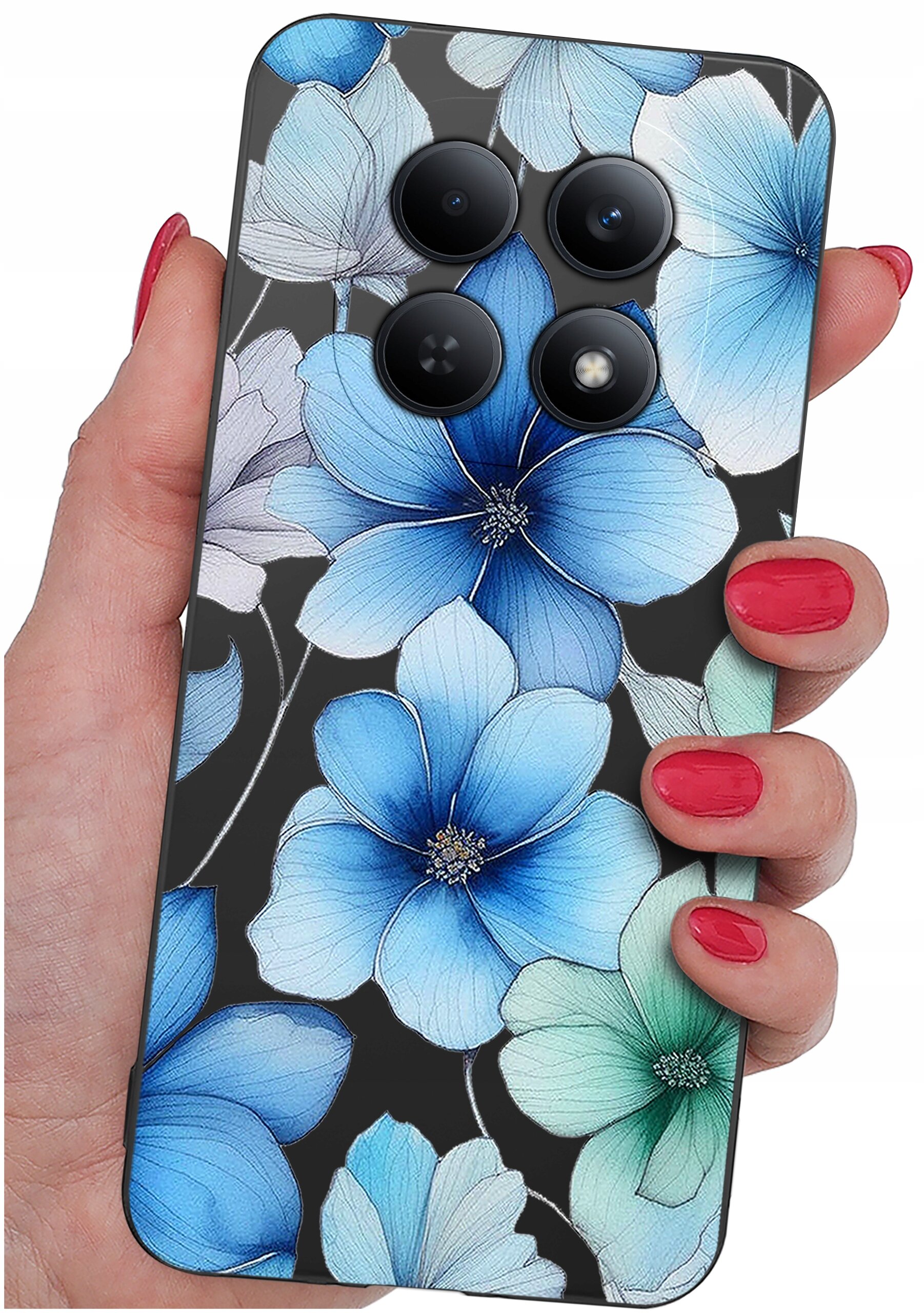 Etui na telefon z wzorem niebieskich i zielonych kwiatów na czarnym tle, trzymane w dłoni z pomalowanymi na czerwono paznokciami. Etui posiada cztery okrągłe otwory na aparaty.