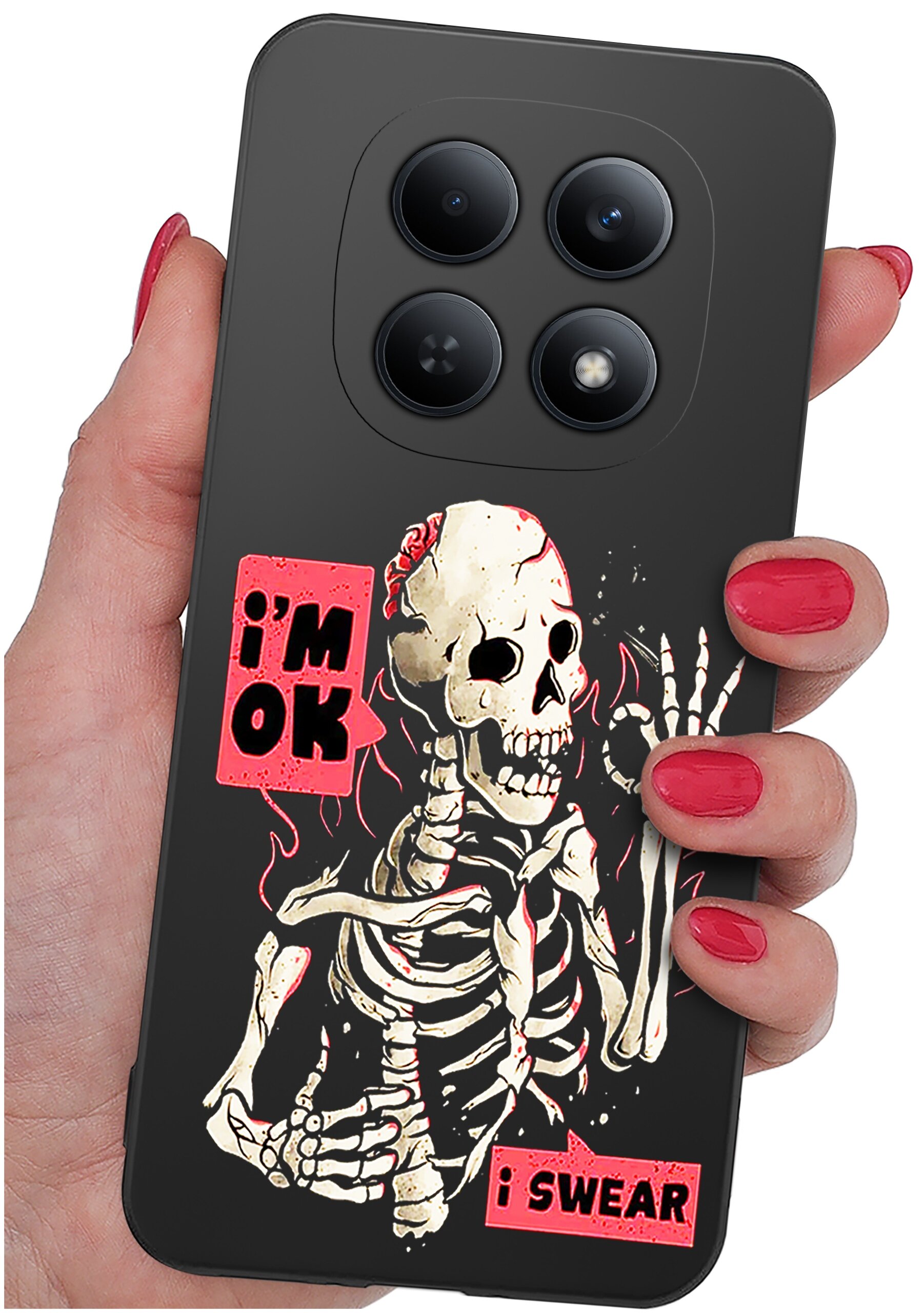 Etui na telefon z grafiką szkieletu i napisami \'i\'m OK\' oraz \'i SWEAR\'. Etui trzymane jest w dłoni z pomalowanymi na czerwono paznokciami.