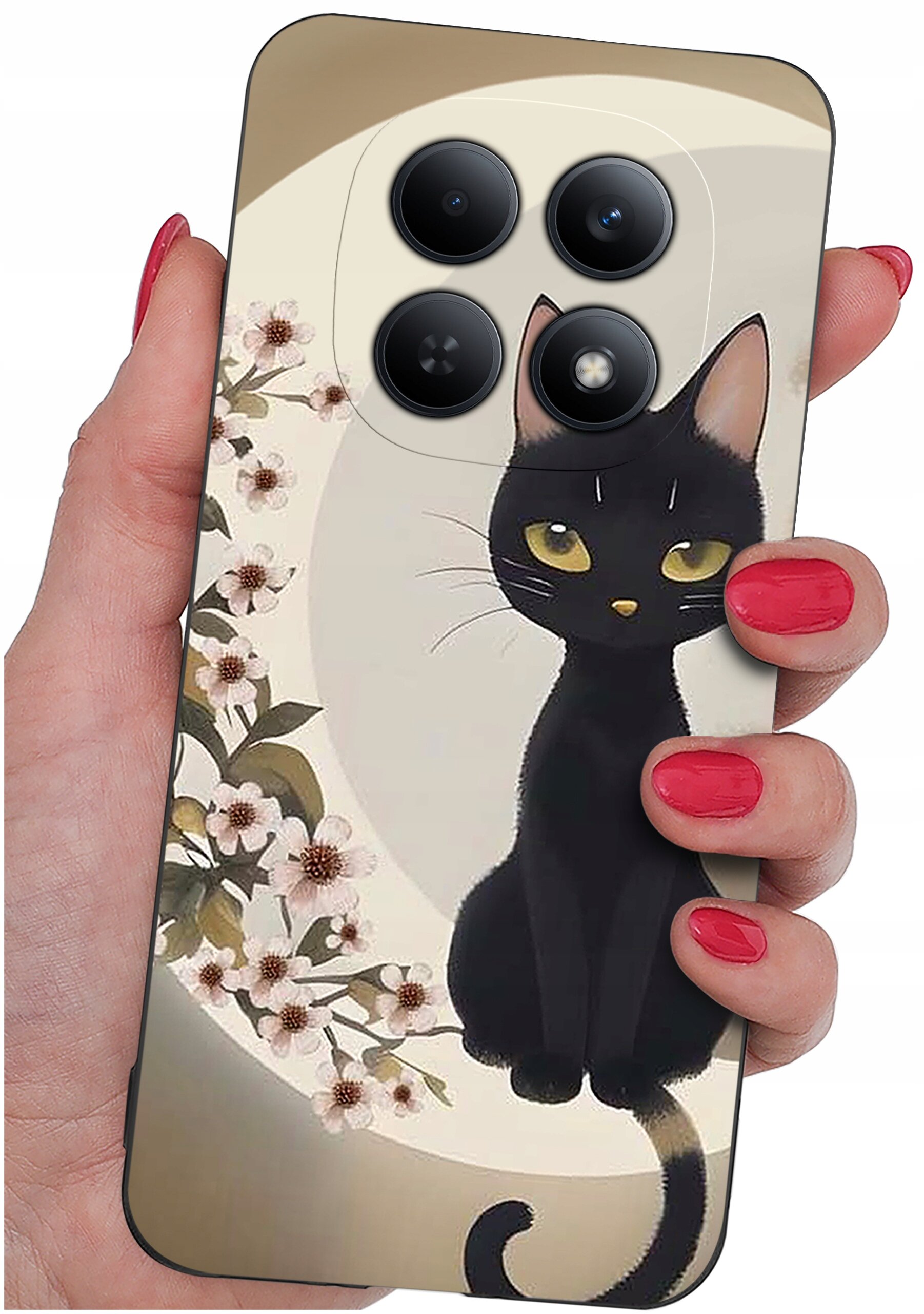 Etui na telefon z motywem czarnego kota siedzącego na tle półksiężyca i kwiatów. Etui jest trzymane w dłoni z pomalowanymi na czerwono paznokciami.