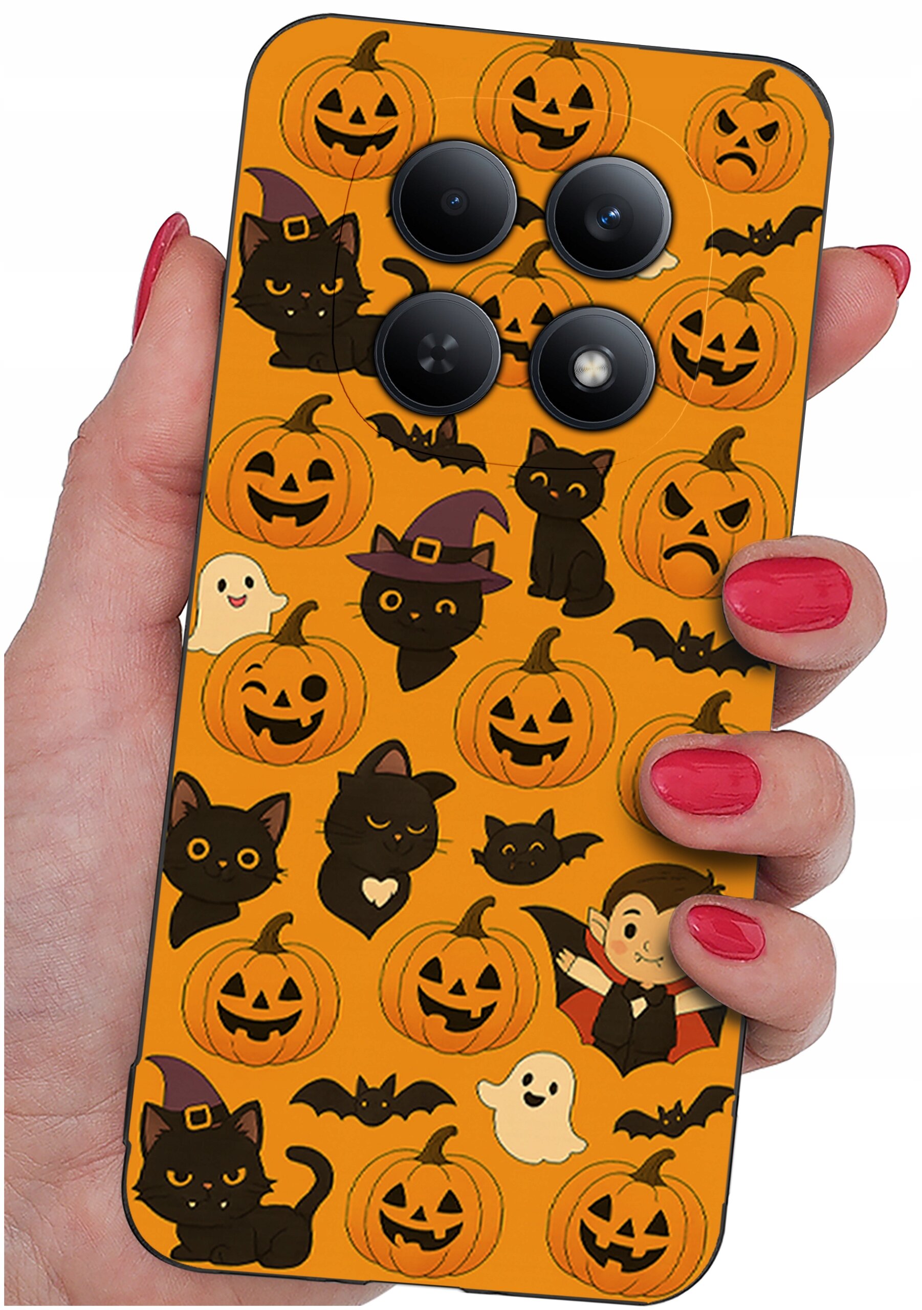 Etui na telefon z motywem Halloween, przedstawiające czarne koty, dynie, nietoperze, duchy i postać wampira na pomarańczowym tle. Etui trzymane jest w dłoni z pomalowanymi na czerwono paznokciami.