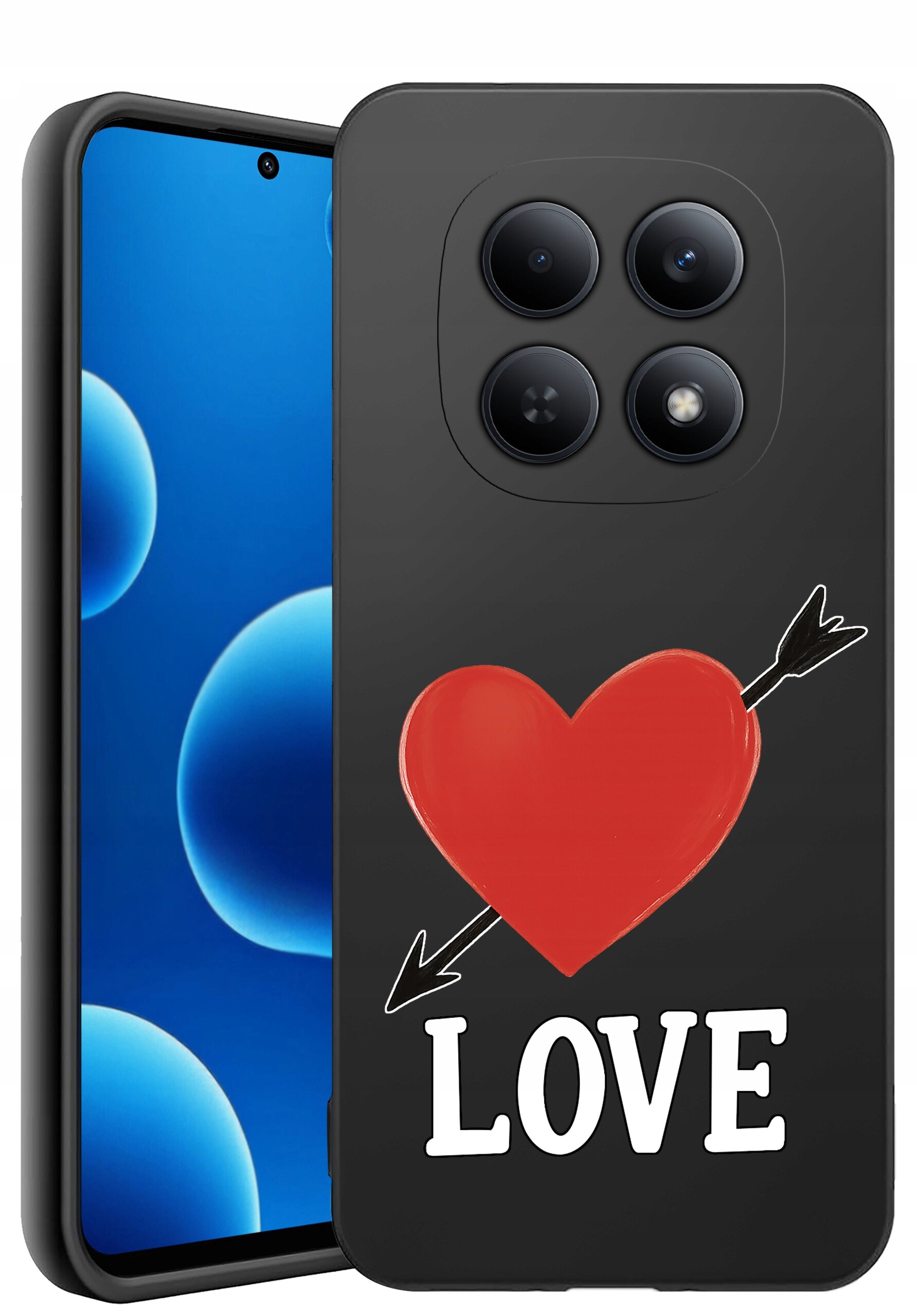 Czarne etui na telefon z dużym czerwonym sercem przebitym strzałą i napisem \'LOVE\'. Obok widoczny jest telefon z niebieskim ekranem i czterema aparatami na tylnej obudowie.