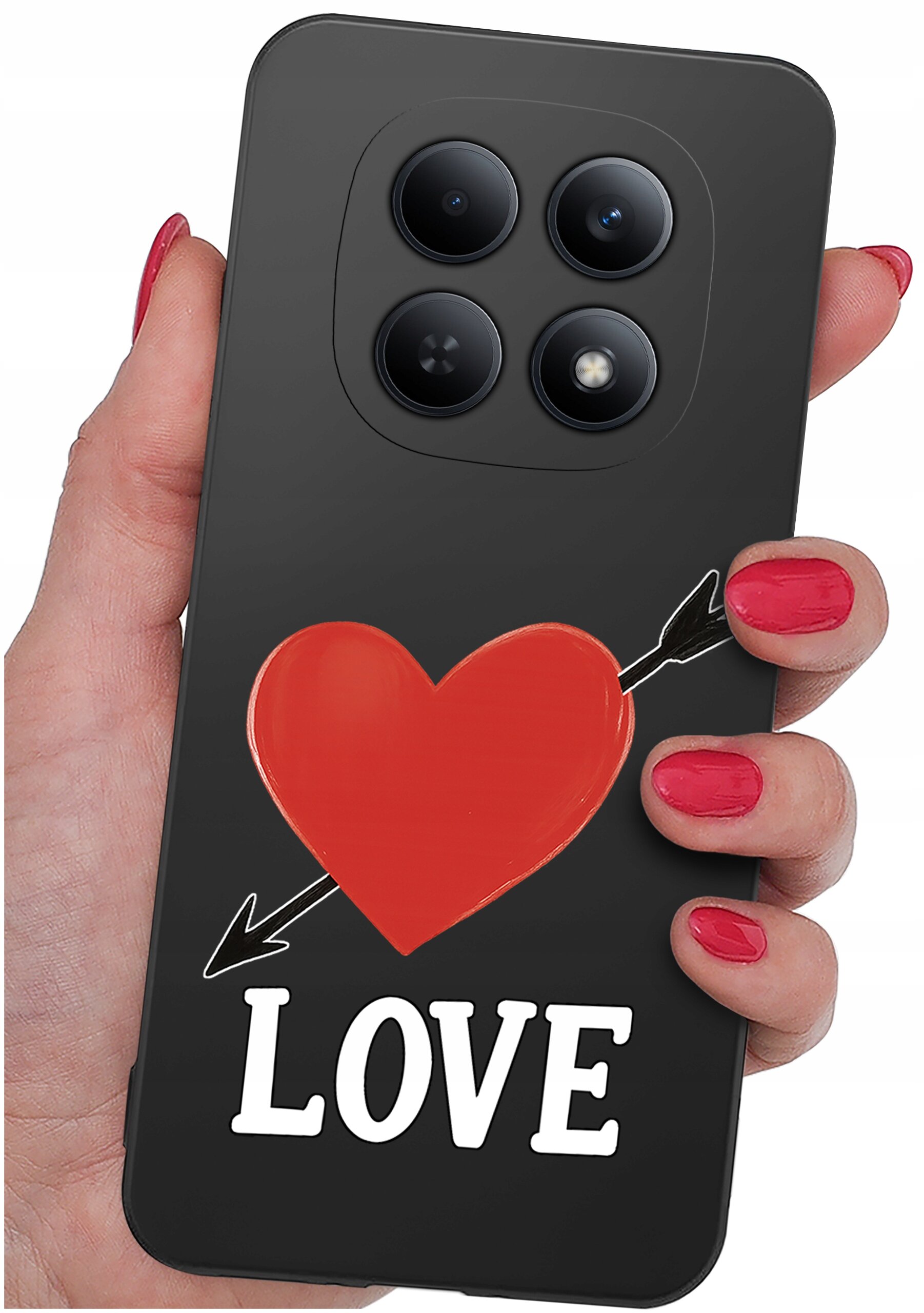 Czarna obudowa telefonu z czerwonym sercem przebitym strzałą i napisem \'LOVE\'. Obudowa jest trzymana w dłoni z pomalowanymi na czerwono paznokciami.