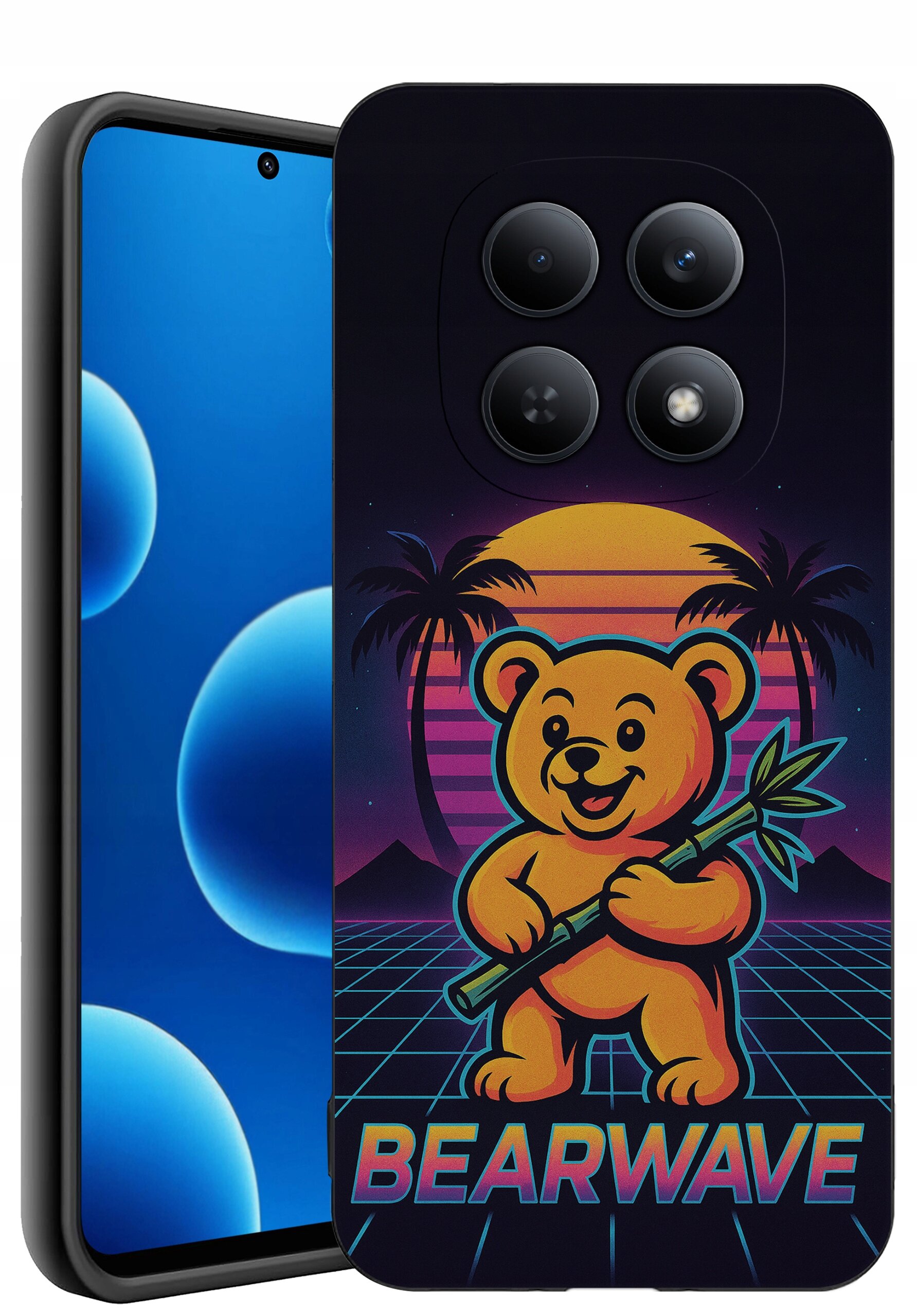 Etui na telefon z grafiką przedstawiającą misia trzymającego bambus, na tle zachodzącego słońca i palm. Na dole widnieje napis \'BEARWAVE\'.