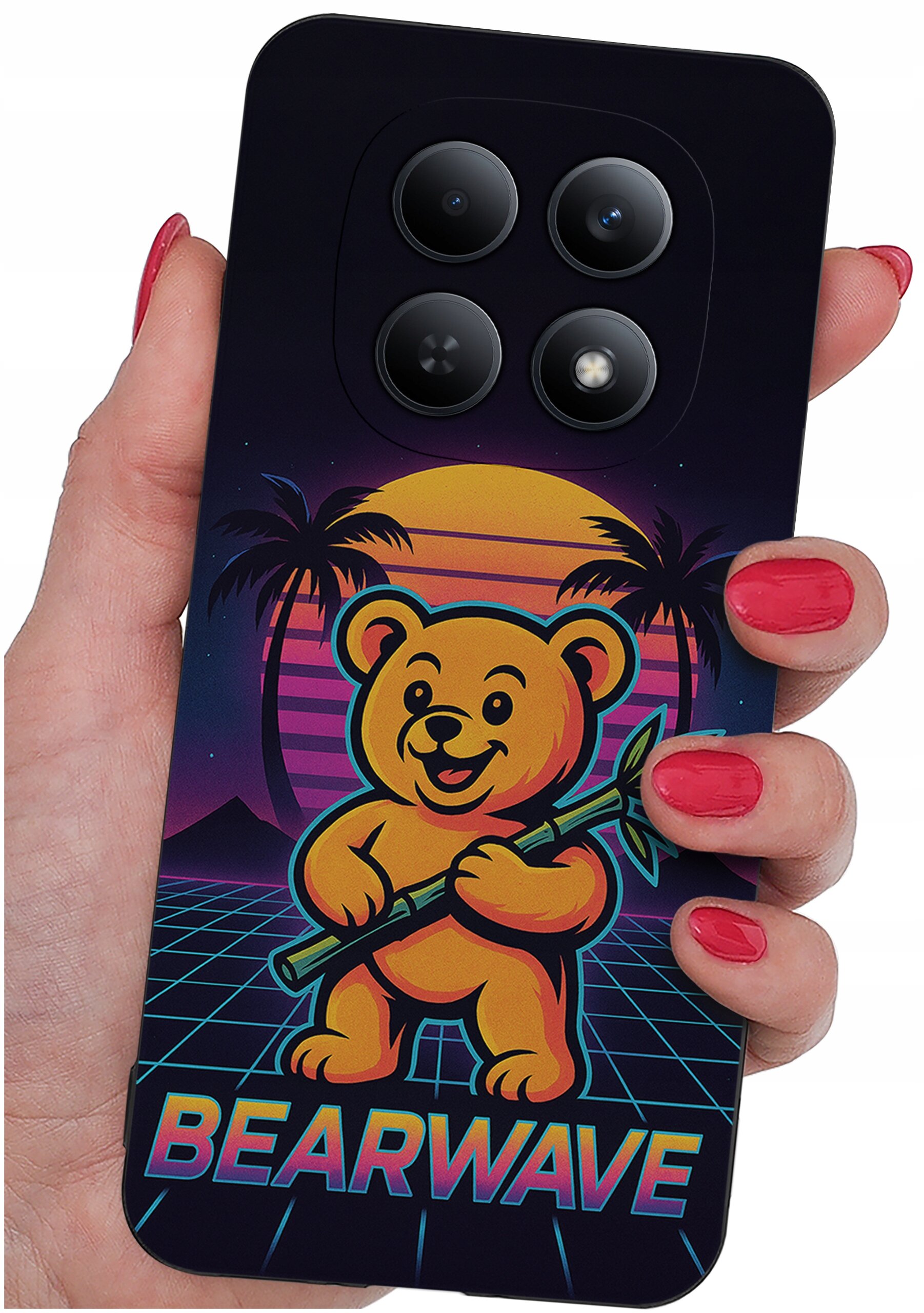 Etui na telefon z grafiką przedstawiającą misia trzymającego kij na tle zachodzącego słońca i palm. Na dole widoczny jest napis \'BEARWAVE\'.
