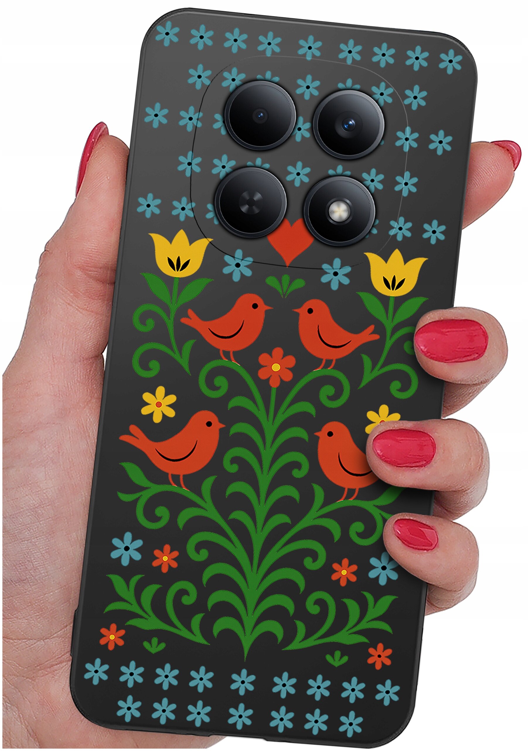 Etui na telefon z kolorowym wzorem przedstawiającym czerwone ptaki, zielone liście i żółte oraz pomarańczowe kwiaty na czarnym tle. Etui jest trzymane w dłoni z pomalowanymi na czerwono paznokciami.