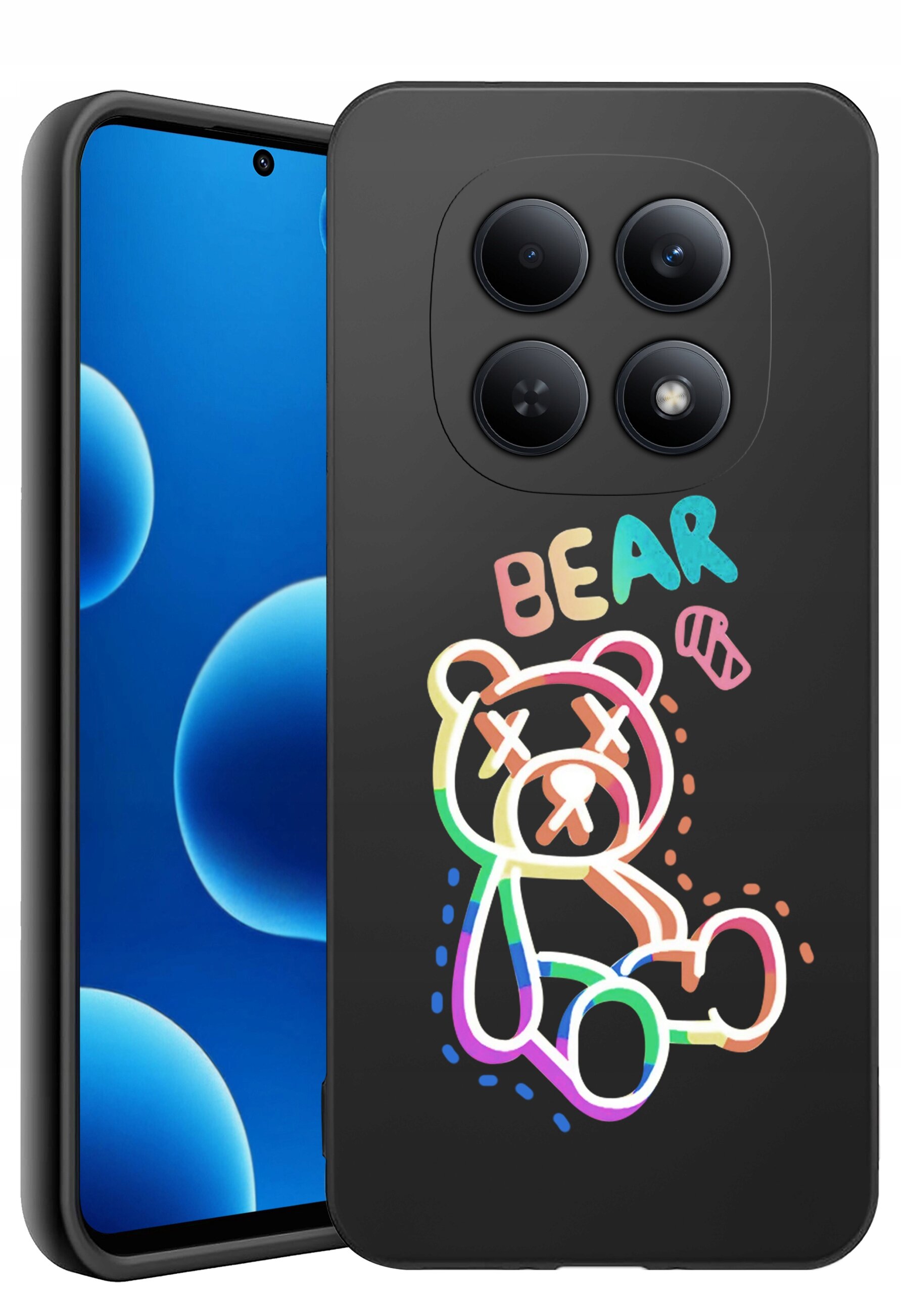 Czarne etui na telefon z kolorowym rysunkiem misia i napisem \'BEAR\'. Etui posiada wycięcia na cztery obiektywy aparatu.
