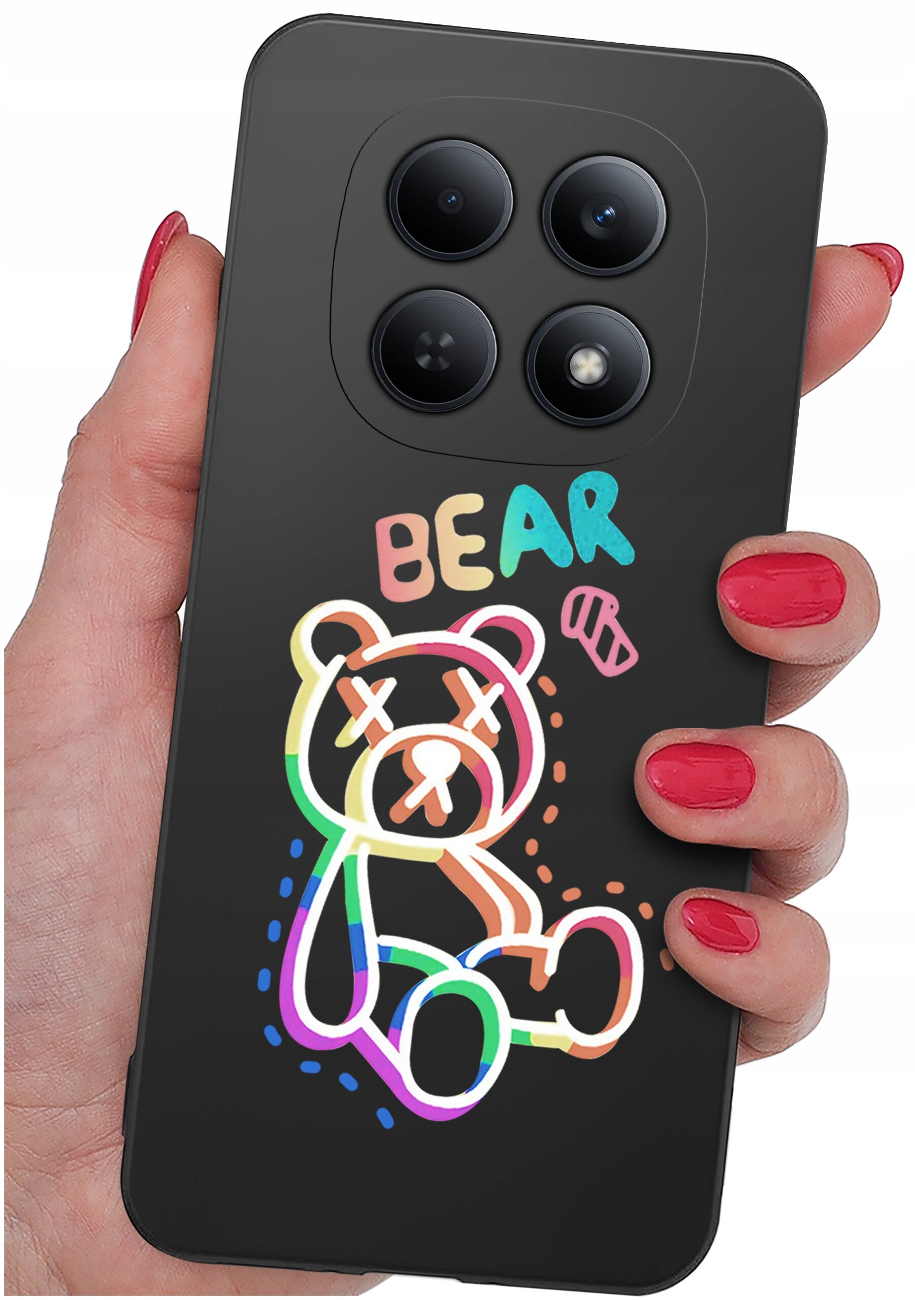 Czarne etui na telefon z kolorowym rysunkiem misia i napisem \'BEAR\'. Etui trzymane jest w dłoni z pomalowanymi na czerwono paznokciami.