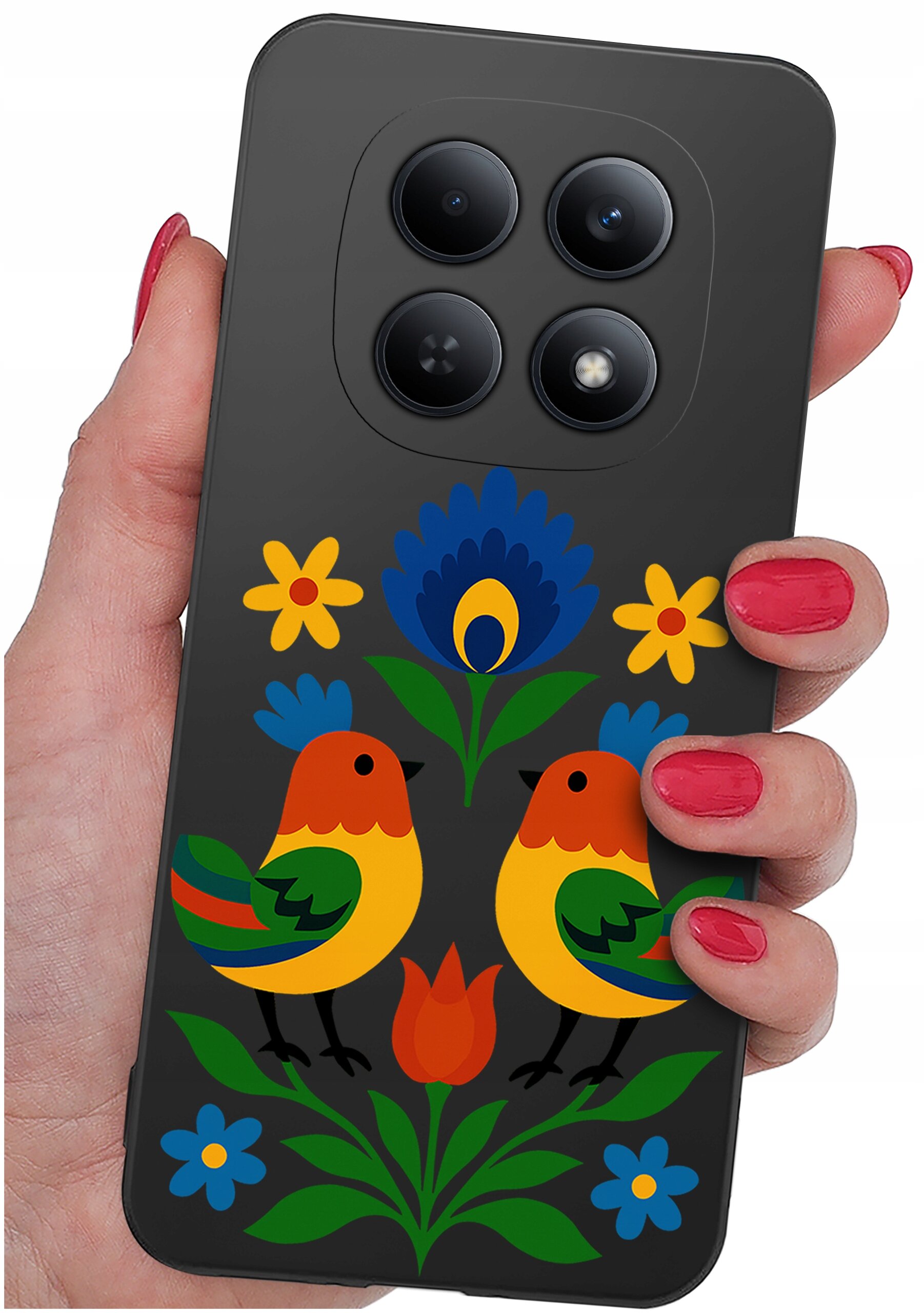 Etui na telefon z kolorowym wzorem przedstawiającym dwa ptaki oraz kwiaty w stylu ludowym, trzymane w dłoni z pomalowanymi na czerwono paznokciami.
