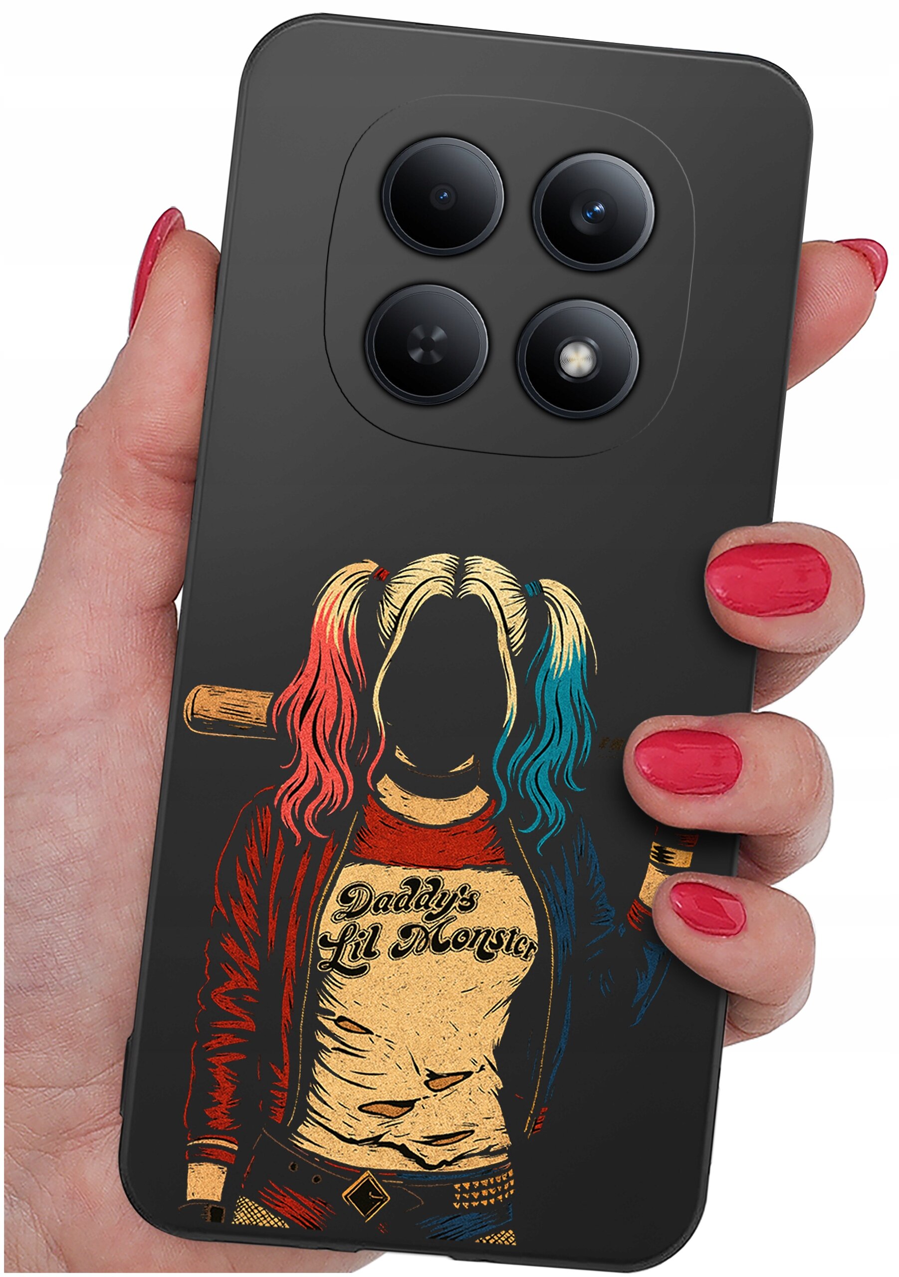 Etui na telefon z grafiką postaci w kolorowej koszulce z napisem \'Daddy\'s Lil Monster\'. Etui trzymane jest w dłoni z pomalowanymi na czerwono paznokciami.