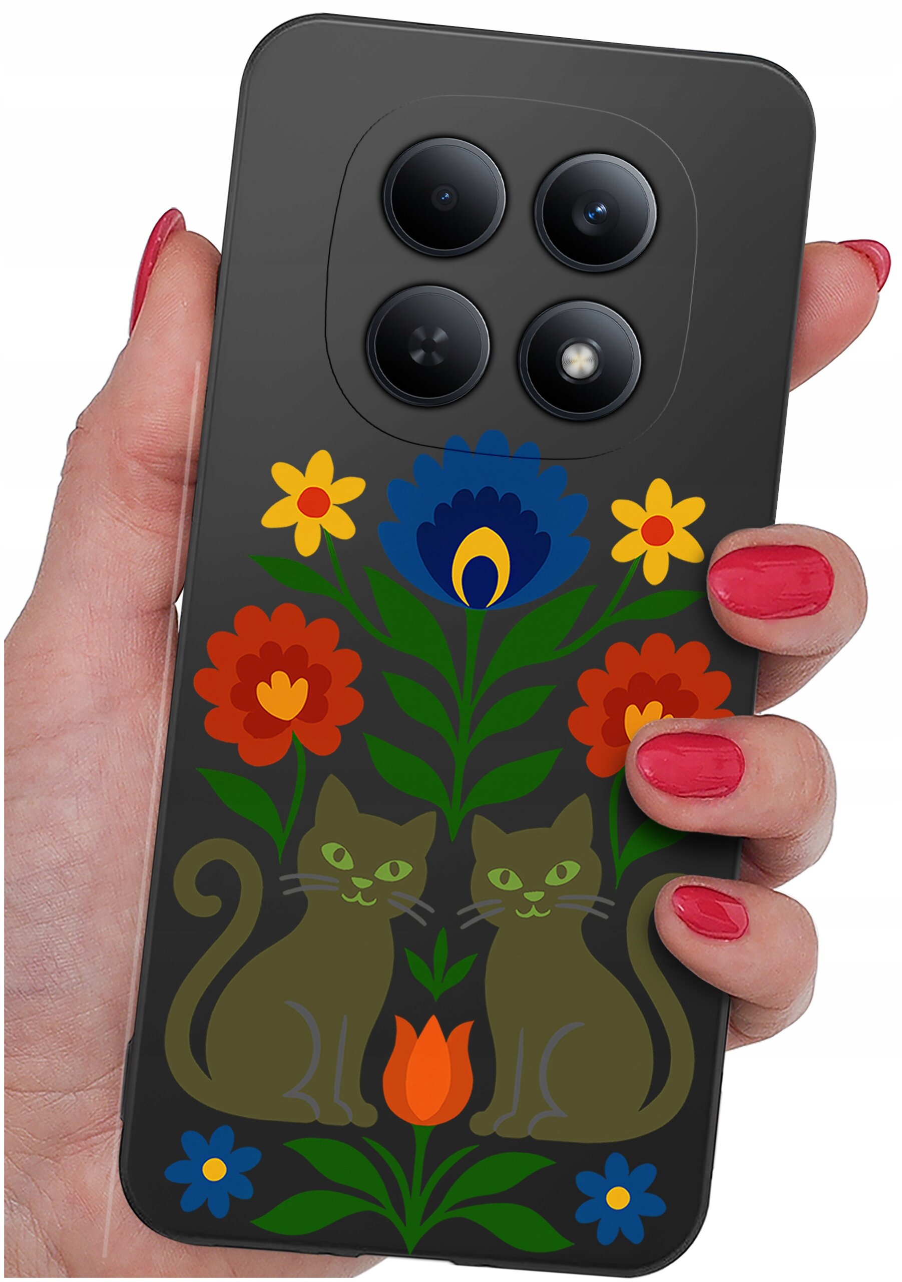 Etui na telefon z motywem kwiatowym i dwoma kotami, trzymane w dłoni z pomalowanymi na czerwono paznokciami. Na etui widoczne są cztery otwory na aparaty fotograficzne.
