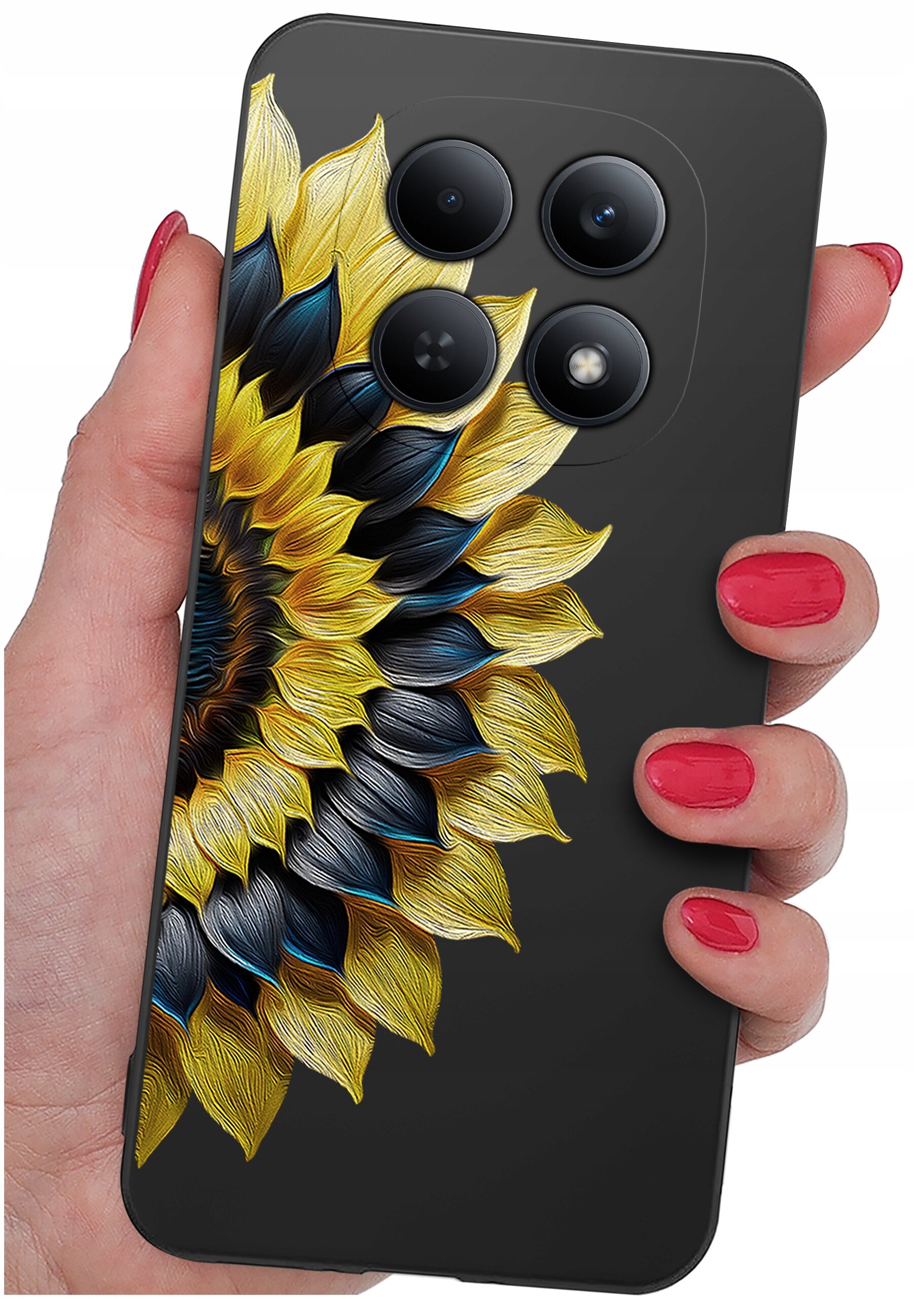 Etui na telefon z wzorem słonecznika, trzymane w dłoni z pomalowanymi na czerwono paznokciami. Etui ma trzy otwory na aparaty fotograficzne.