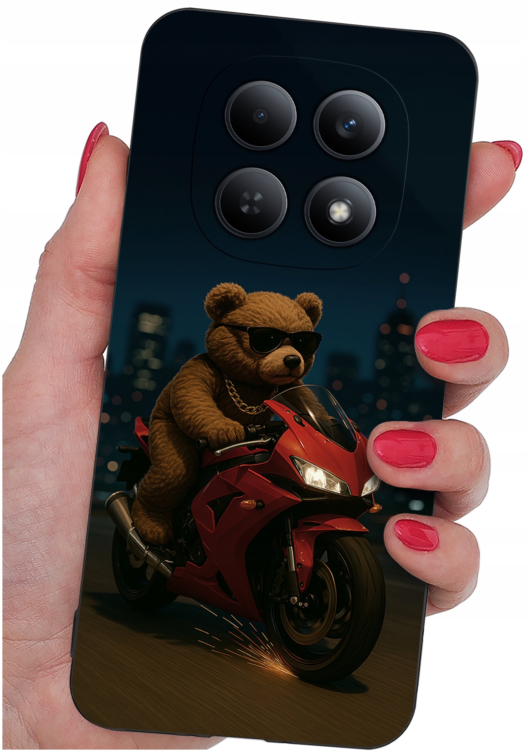 Etui na telefon z nadrukiem misia w okularach przeciwsłonecznych, jadącego na czerwonym motocyklu na tle nocnego miasta. Etui trzymane jest w dłoni z pomalowanymi na czerwono paznokciami.