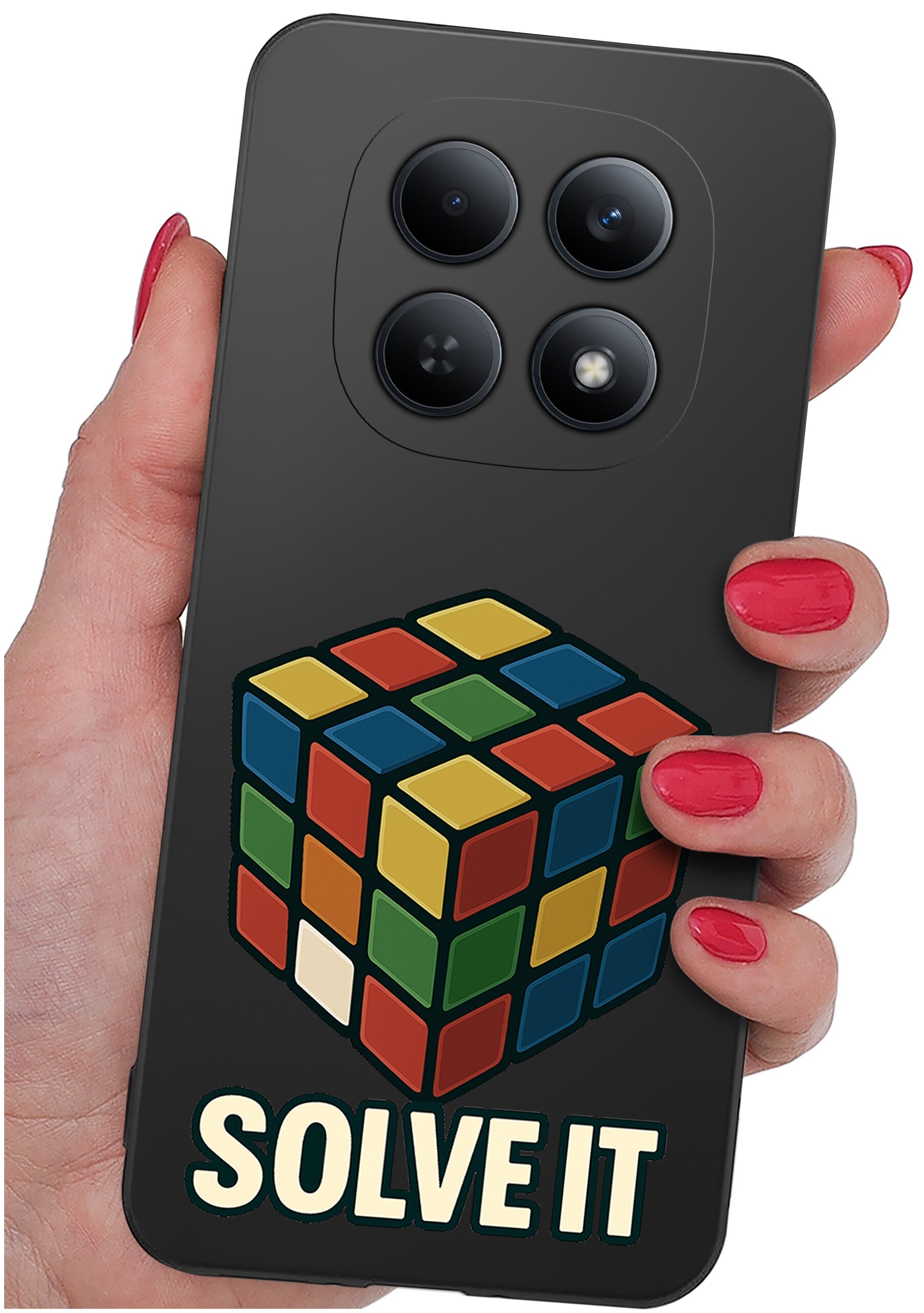 Czarna obudowa telefonu z nadrukiem kolorowej kostki i napisem \'SOLVE IT\'. Obudowa jest trzymana w dłoni z pomalowanymi na czerwono paznokciami.