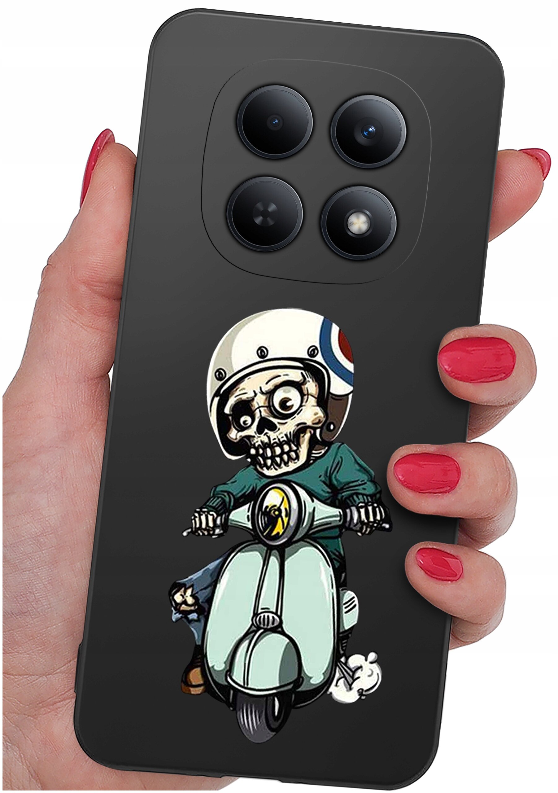 Etui na telefon z grafiką przedstawiającą szkielet na skuterze w kasku. Etui jest trzymane w dłoni z pomalowanymi na czerwono paznokciami.