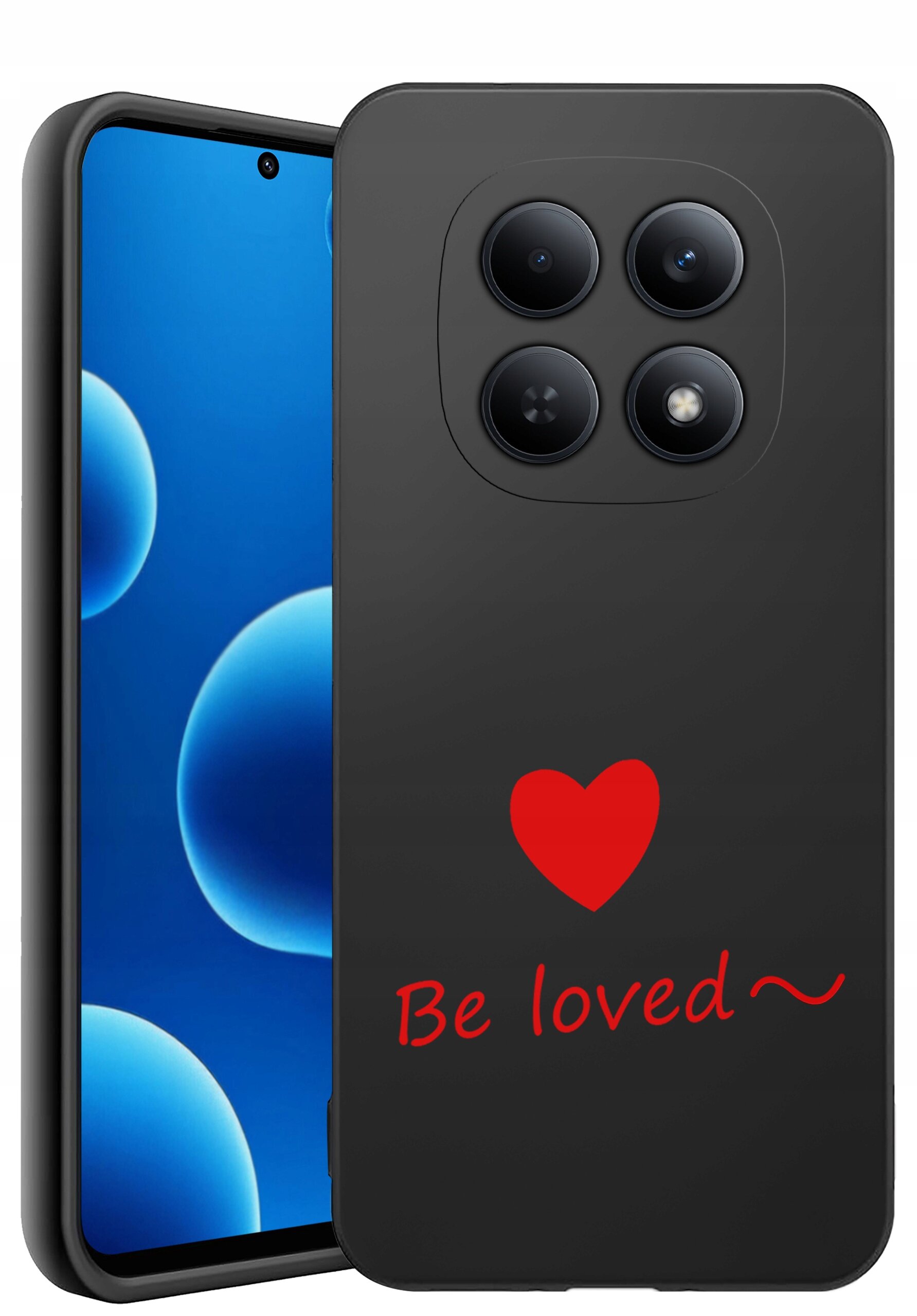 Czarne etui na telefon z czterema okrągłymi wycięciami na aparaty, ozdobione czerwonym sercem i napisem \'Be loved~\'. Obok widoczny jest ekran telefonu z niebieskim tłem i ciemnymi okręgami.