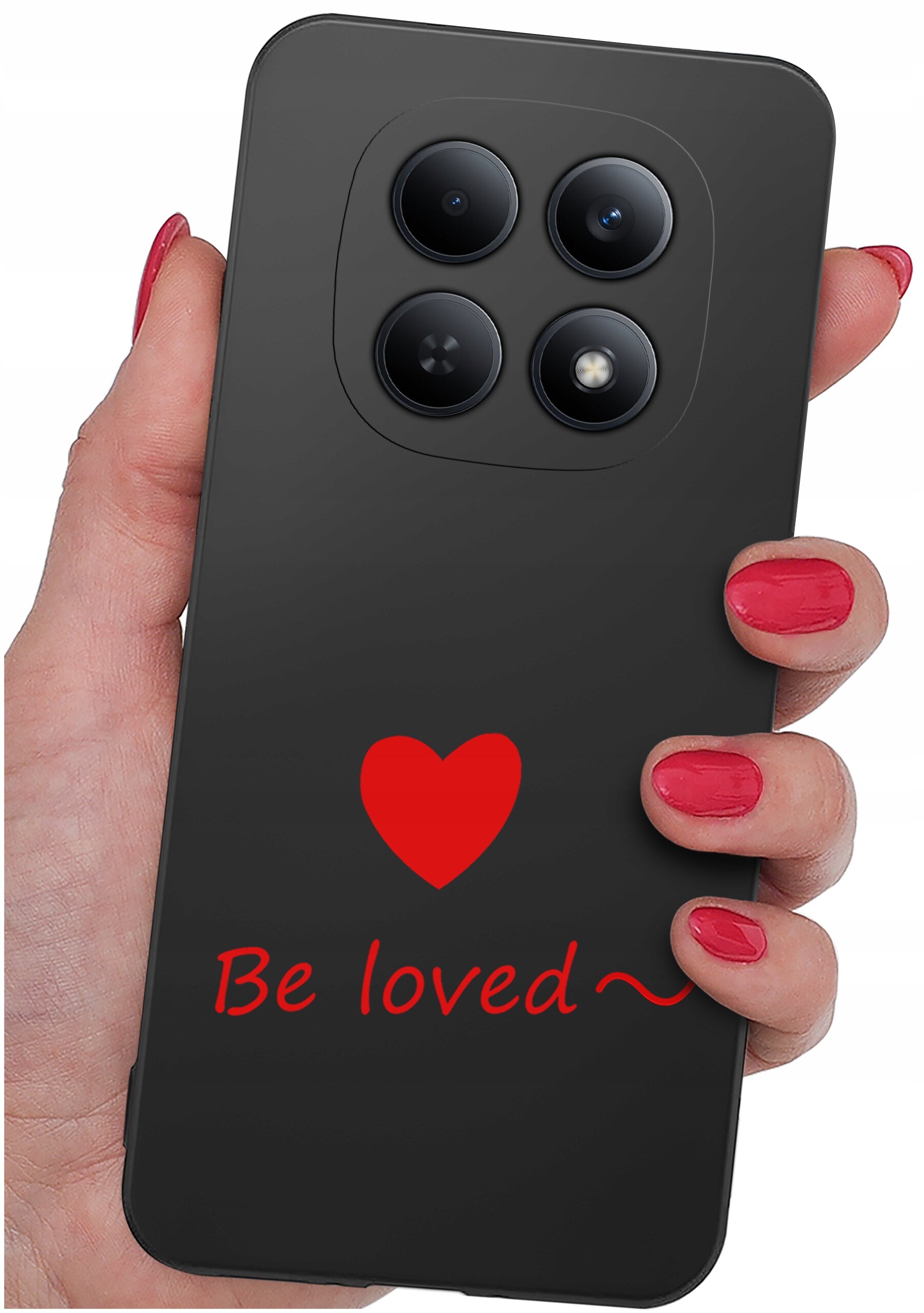 Czarna obudowa telefonu z czerwonym sercem i napisem \'Be loved ~\'. Obudowa jest trzymana w dłoni z pomalowanymi na czerwono paznokciami.