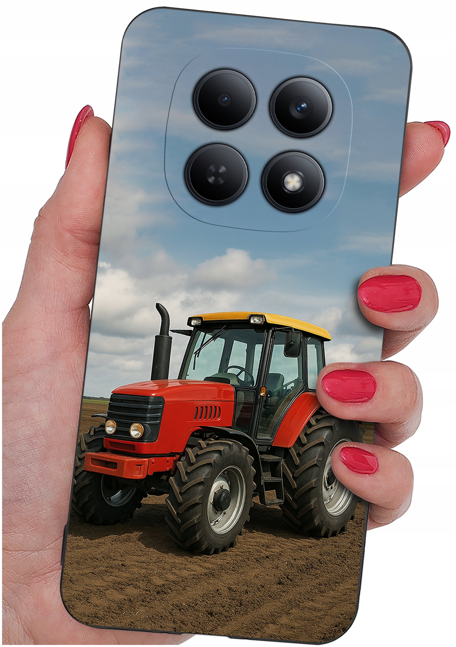 Etui na telefon z nadrukiem czerwonego traktora na polu, trzymane w dłoni z pomalowanymi na czerwono paznokciami. W górnej części etui widoczne są cztery okrągłe elementy przypominające obiektywy aparatu.