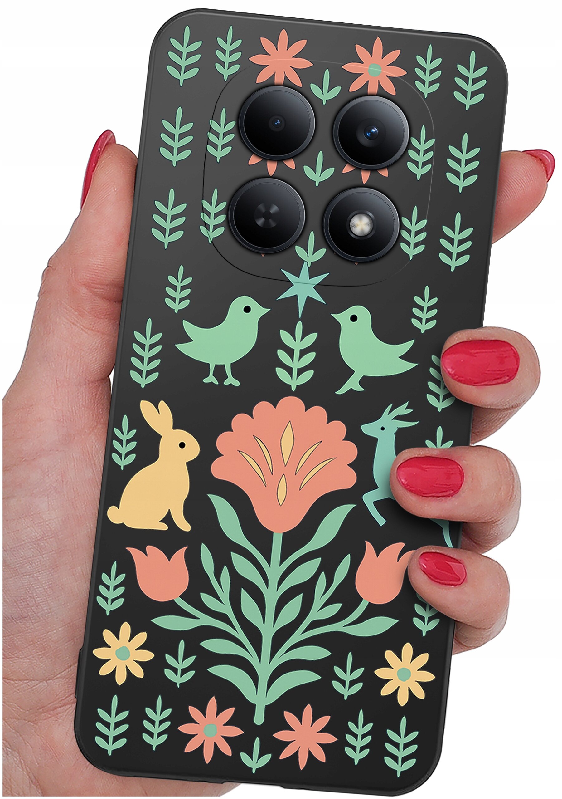 Etui na telefon z kolorowym wzorem przedstawiającym kwiaty, ptaki i zwierzęta na czarnym tle, trzymane w dłoni z pomalowanymi na czerwono paznokciami.