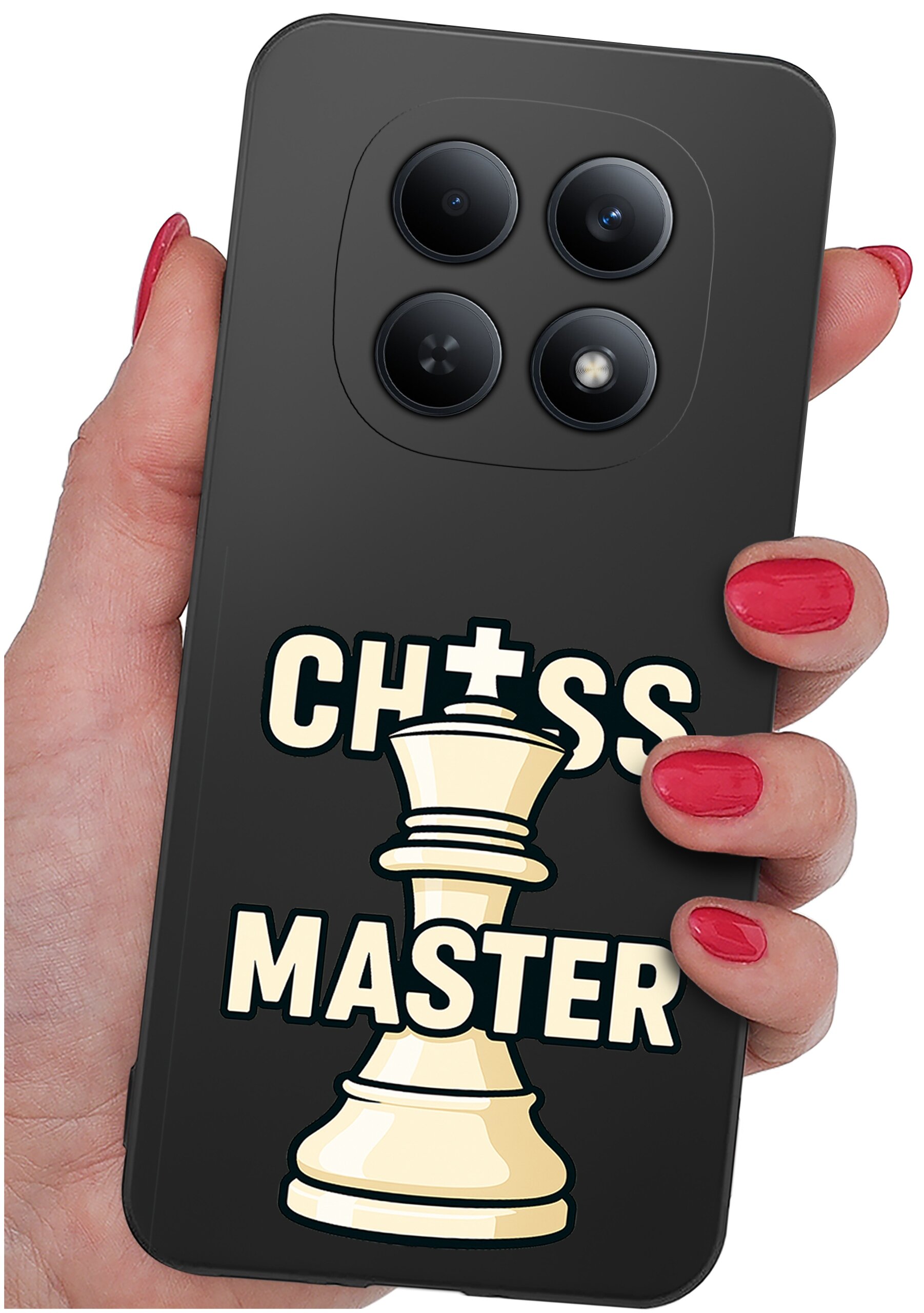 Czarna obudowa telefonu z napisem \'CHESS MASTER\' i grafiką białej figury szachowej. Obudowa jest trzymana w dłoni z pomalowanymi na czerwono paznokciami.