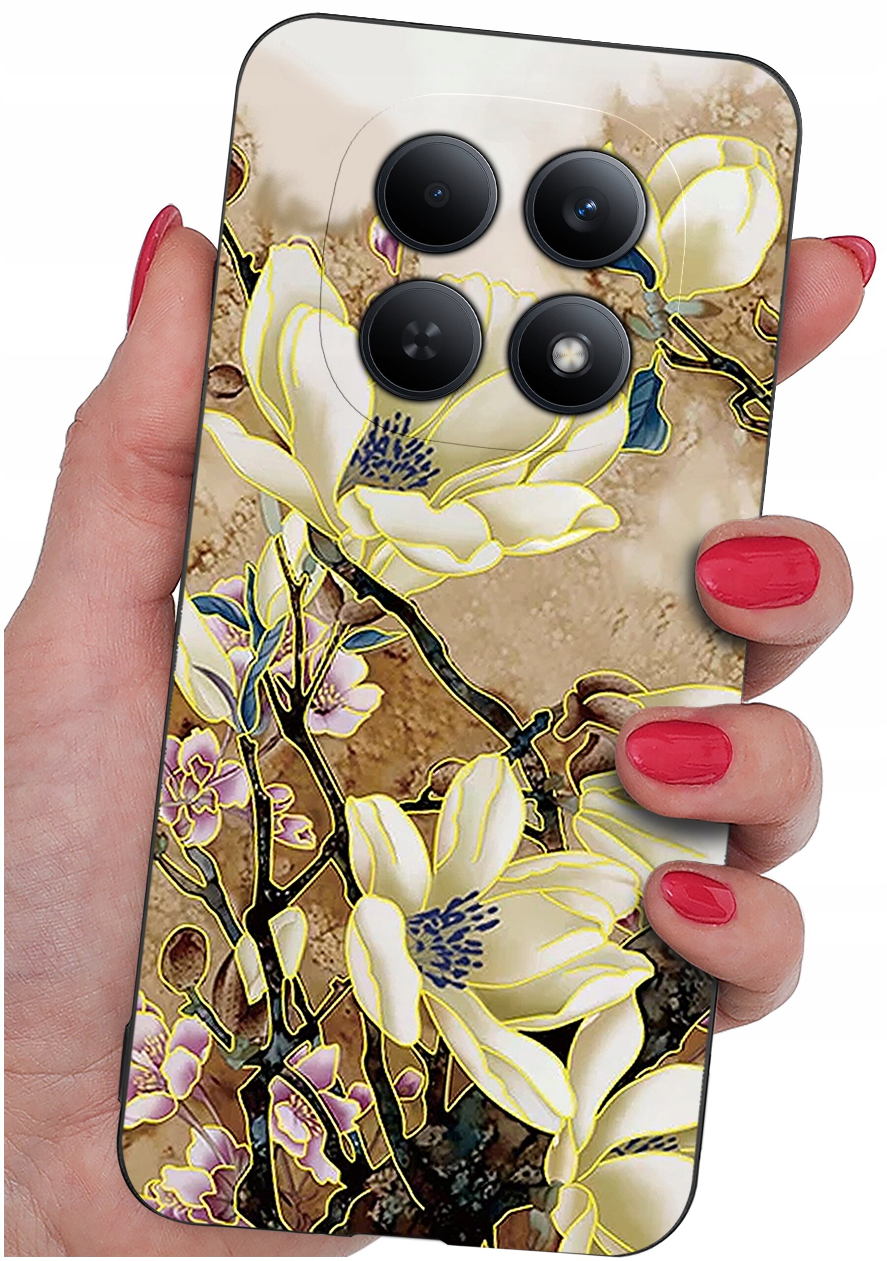 Etui na telefon z wzorem kwiatów w odcieniach bieli i żółci, trzymane w dłoni z czerwonymi paznokciami. Na etui widoczne są trzy otwory na aparaty fotograficzne.