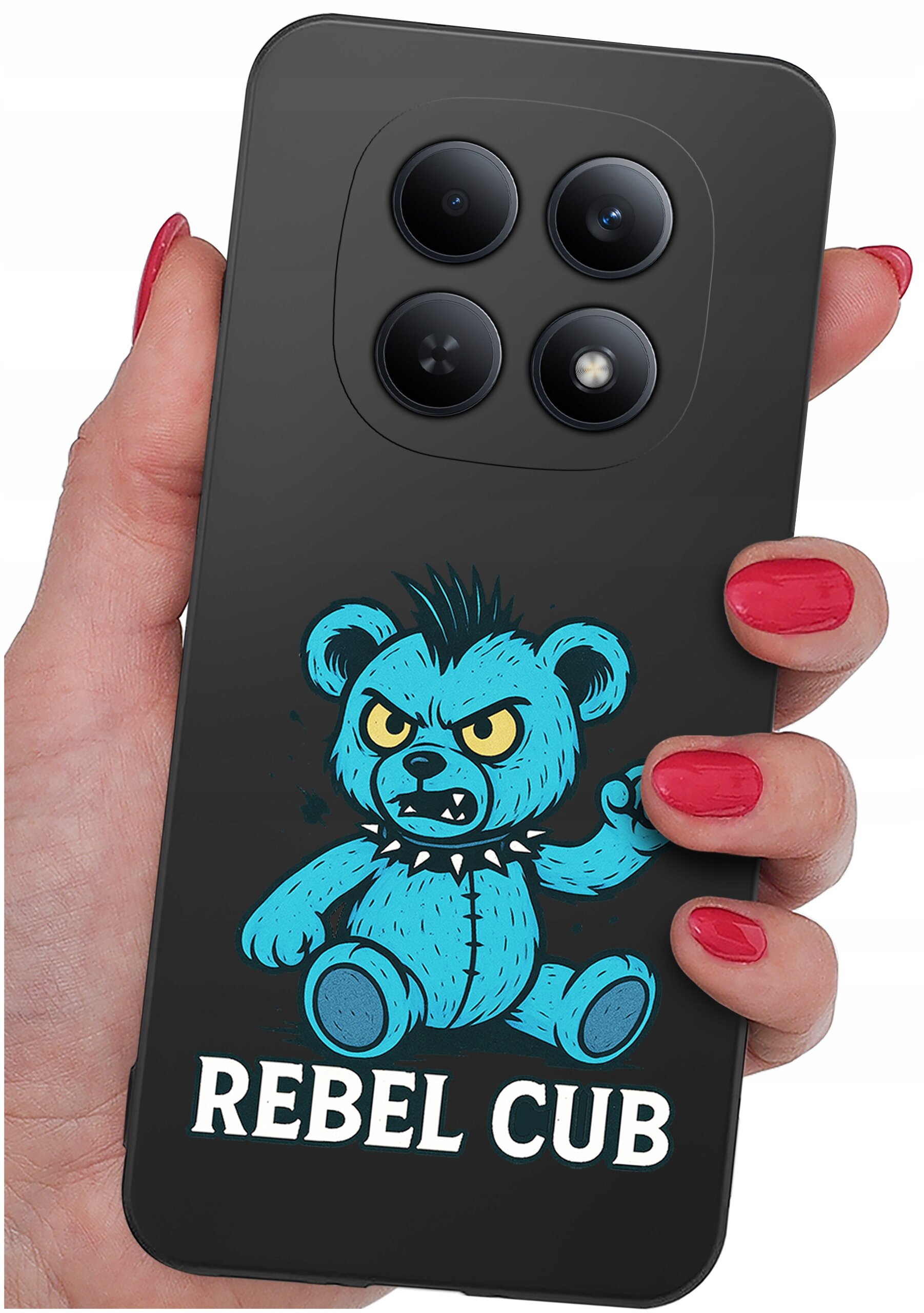 Czarna obudowa telefonu z grafiką niebieskiego misia o groźnym wyrazie twarzy i napisem \'REBEL CUB\'. Obudowa jest trzymana w dłoni z pomalowanymi na czerwono paznokciami.