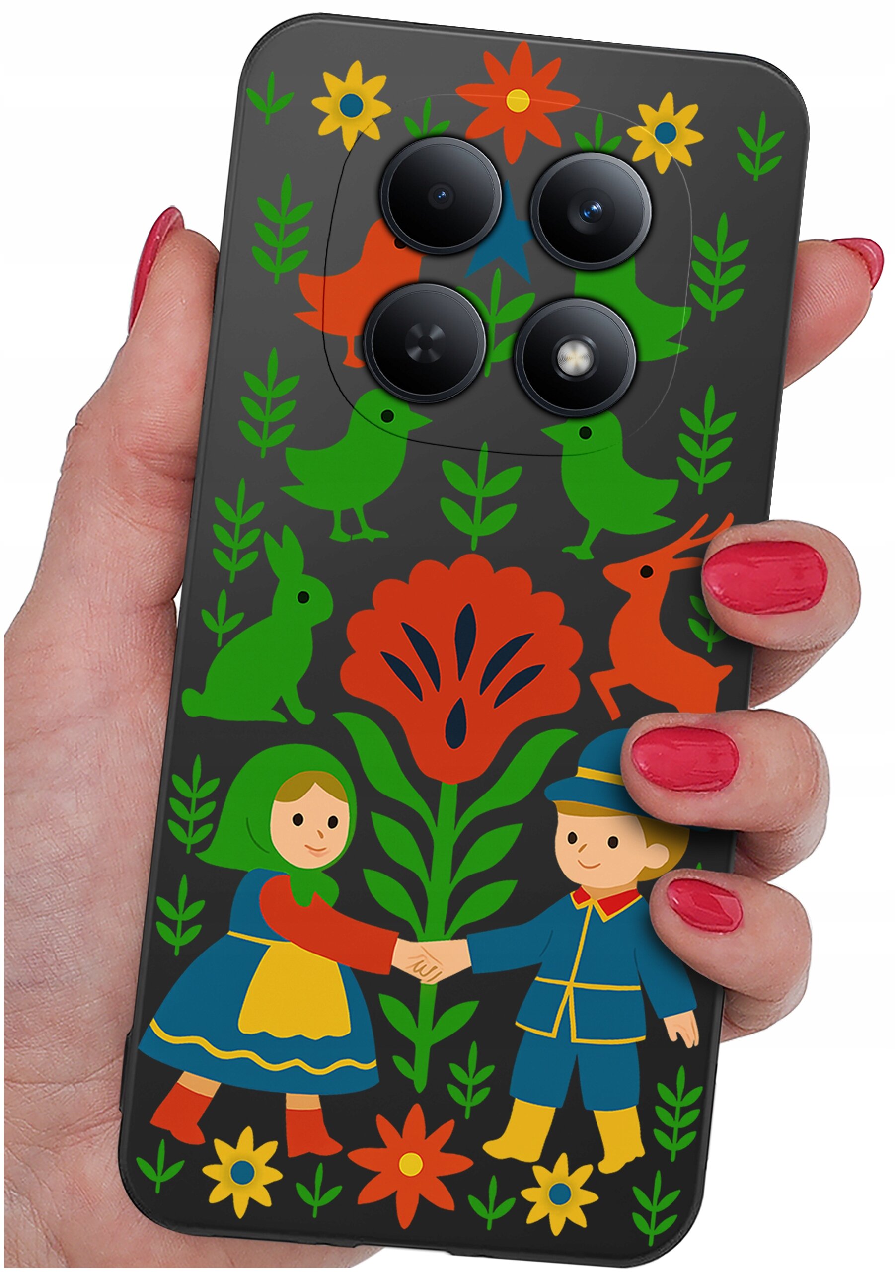 Etui na telefon z kolorowym wzorem przedstawiającym postacie w tradycyjnych strojach, otoczone kwiatami i zwierzętami. Etui jest trzymane w dłoni z pomalowanymi na czerwono paznokciami.